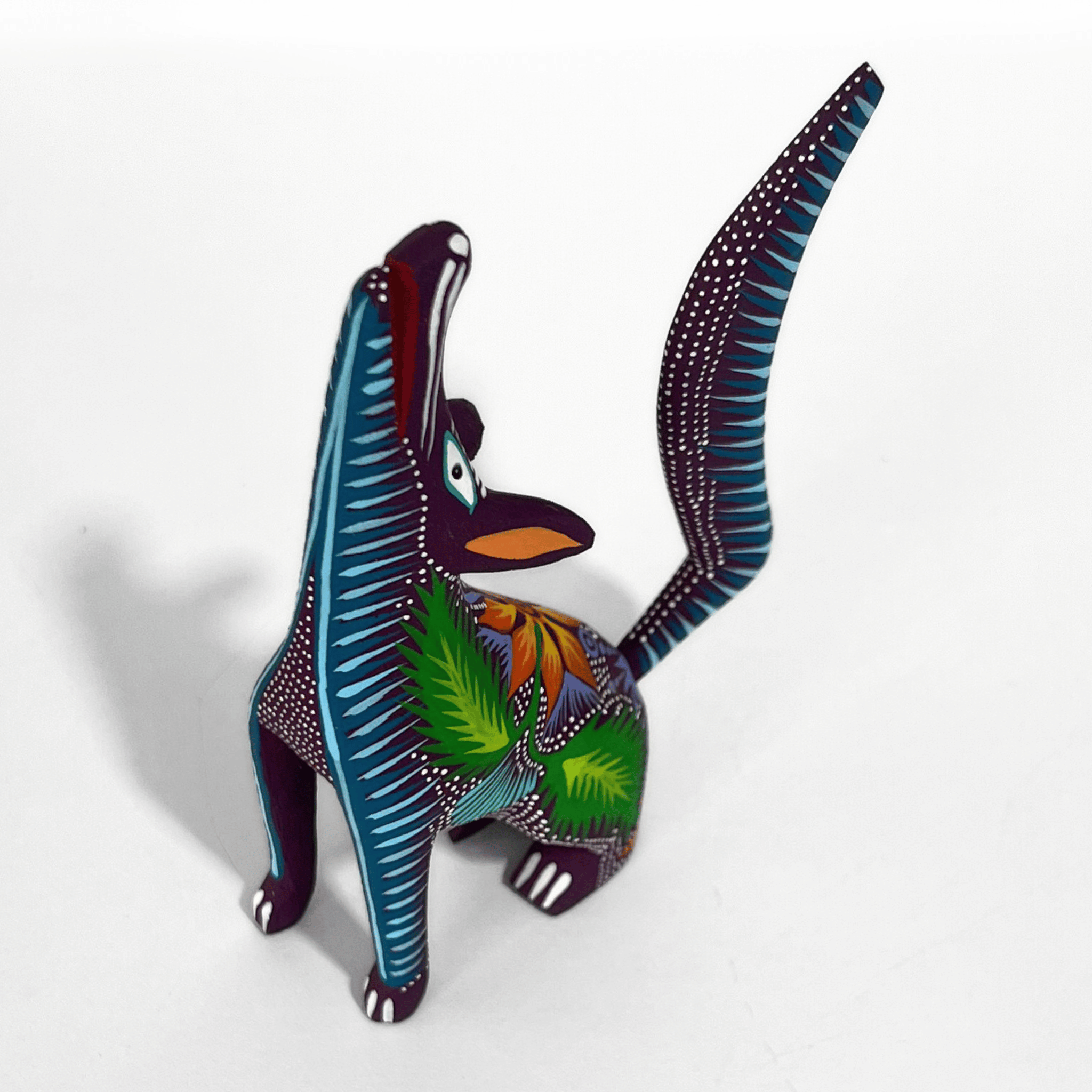 ALEBRIJE DE MADERA COYOTE MORADO COLA AZUL FLORES