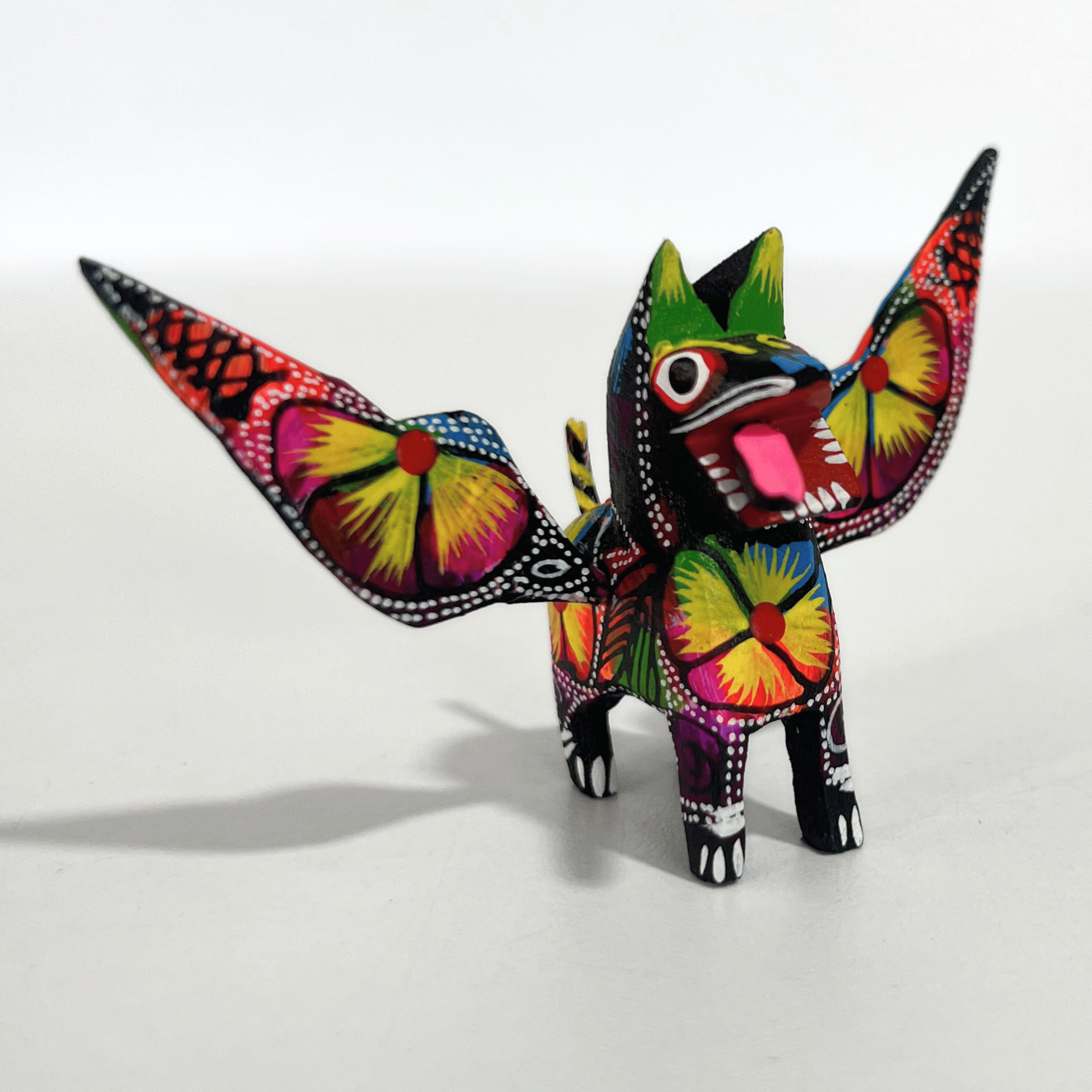 ALEBRIJE DE MADERA PERRO NEGRO FLORES MULTICOLOR