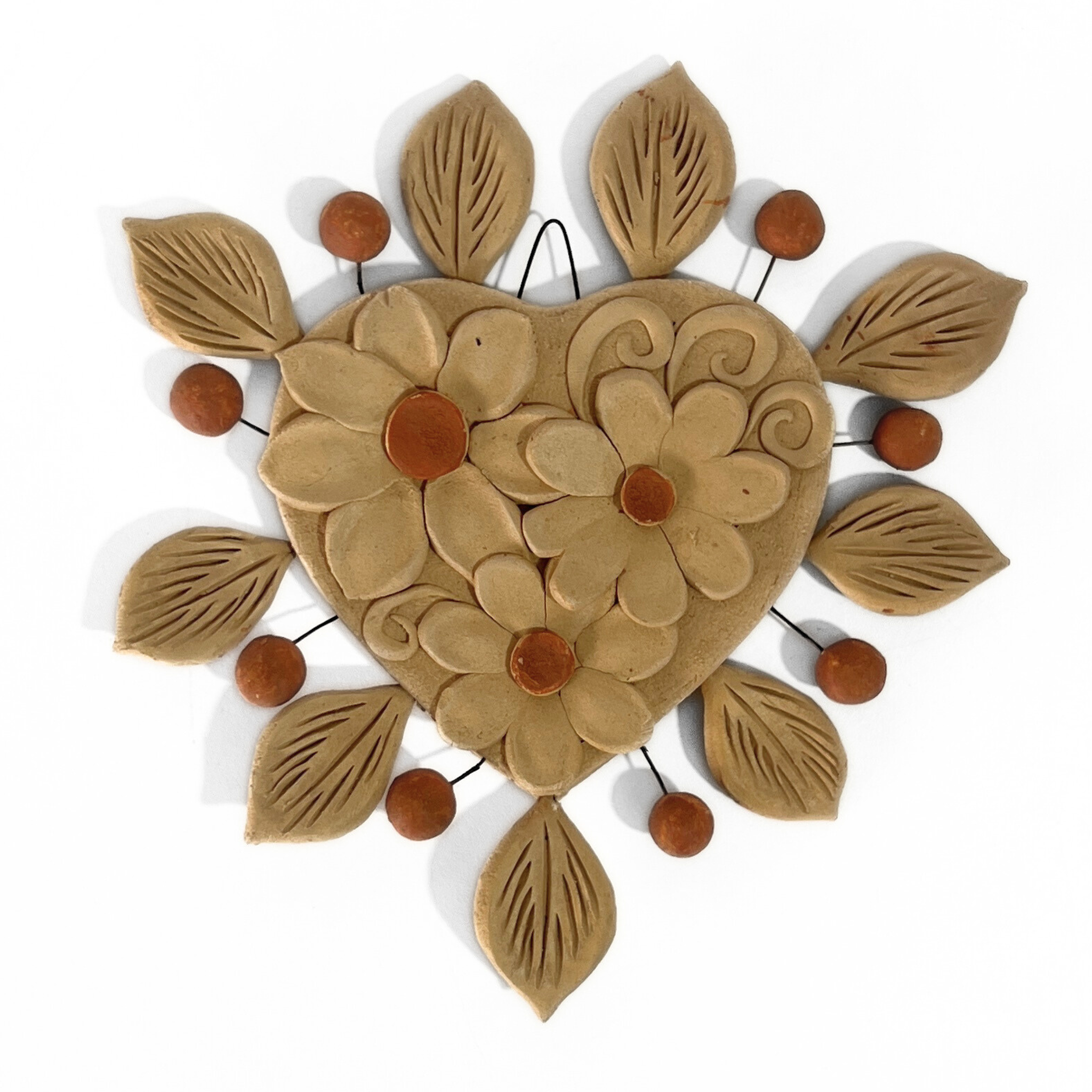 CORAZON PLANO PARA PARED DECORADO BARRO BORDADO BLANCO Y ROJO 3 FLORES