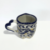 TAZA CORAZON CON ASA DE CORAZON FONDO TRADICIONAL DECORADO AZUL CON AMARILLO