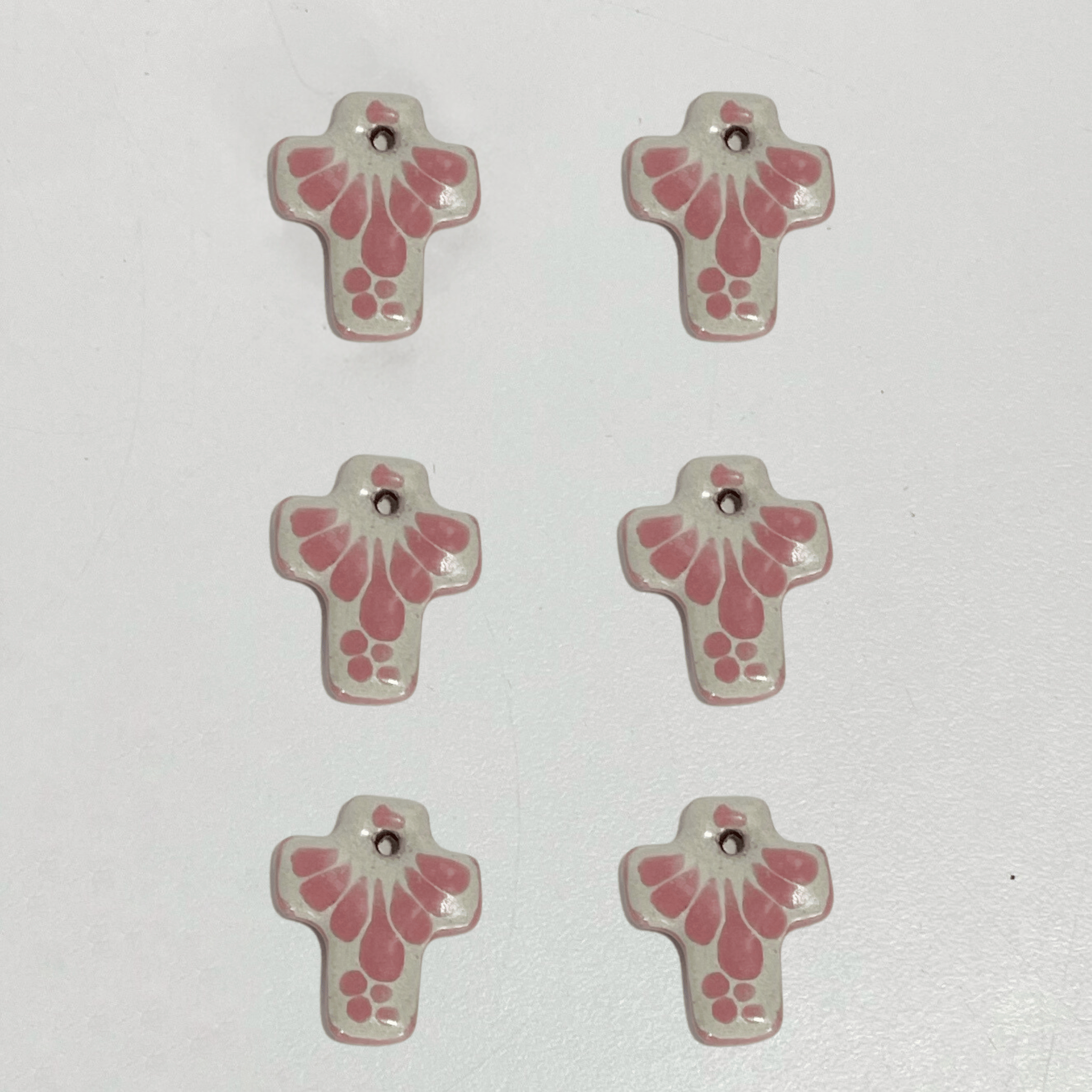 CRUZ LATINA 2 X 1.7 CM FONDO TRADICIONAL DECORADO ROSA