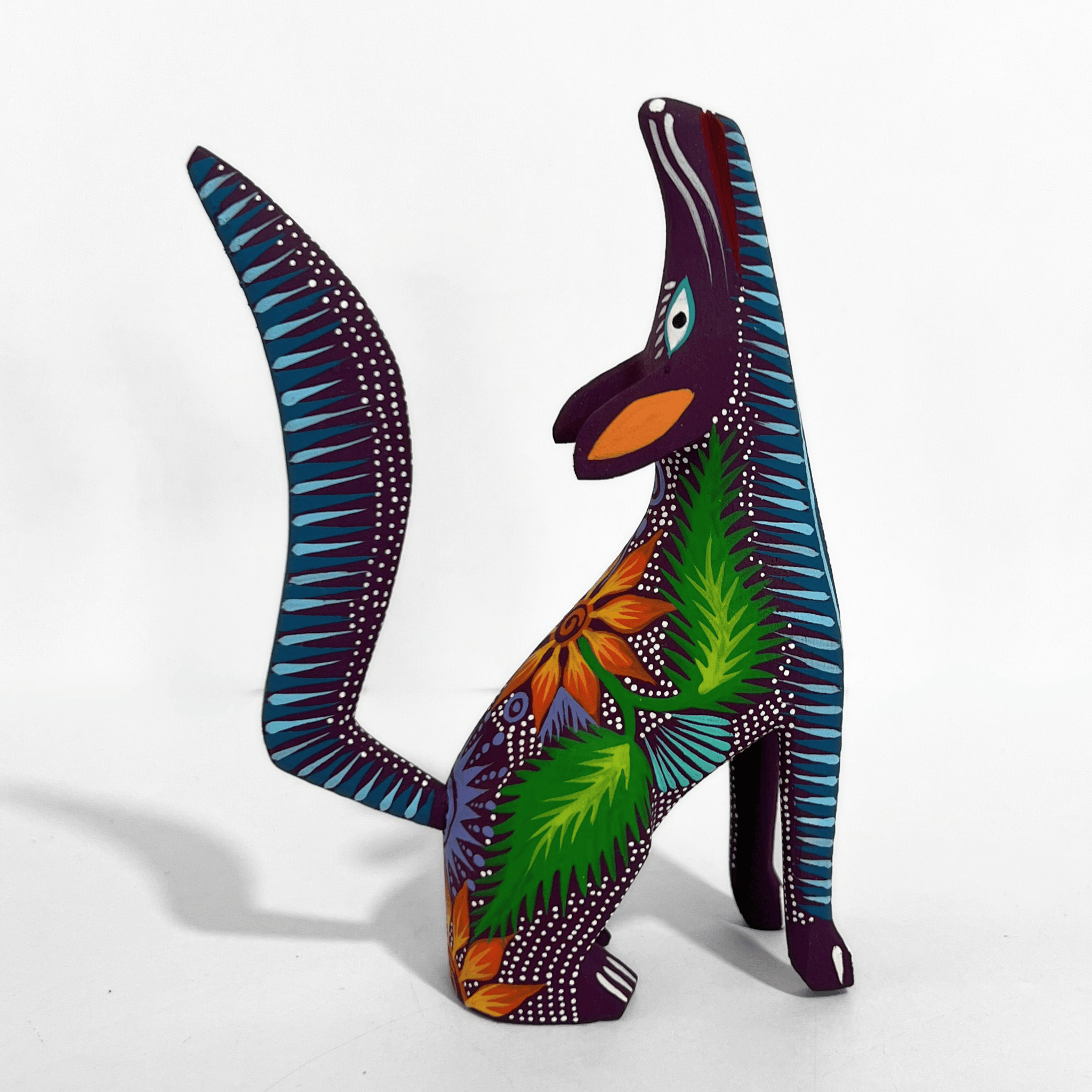 ALEBRIJE DE MADERA COYOTE MORADO COLA AZUL FLORES