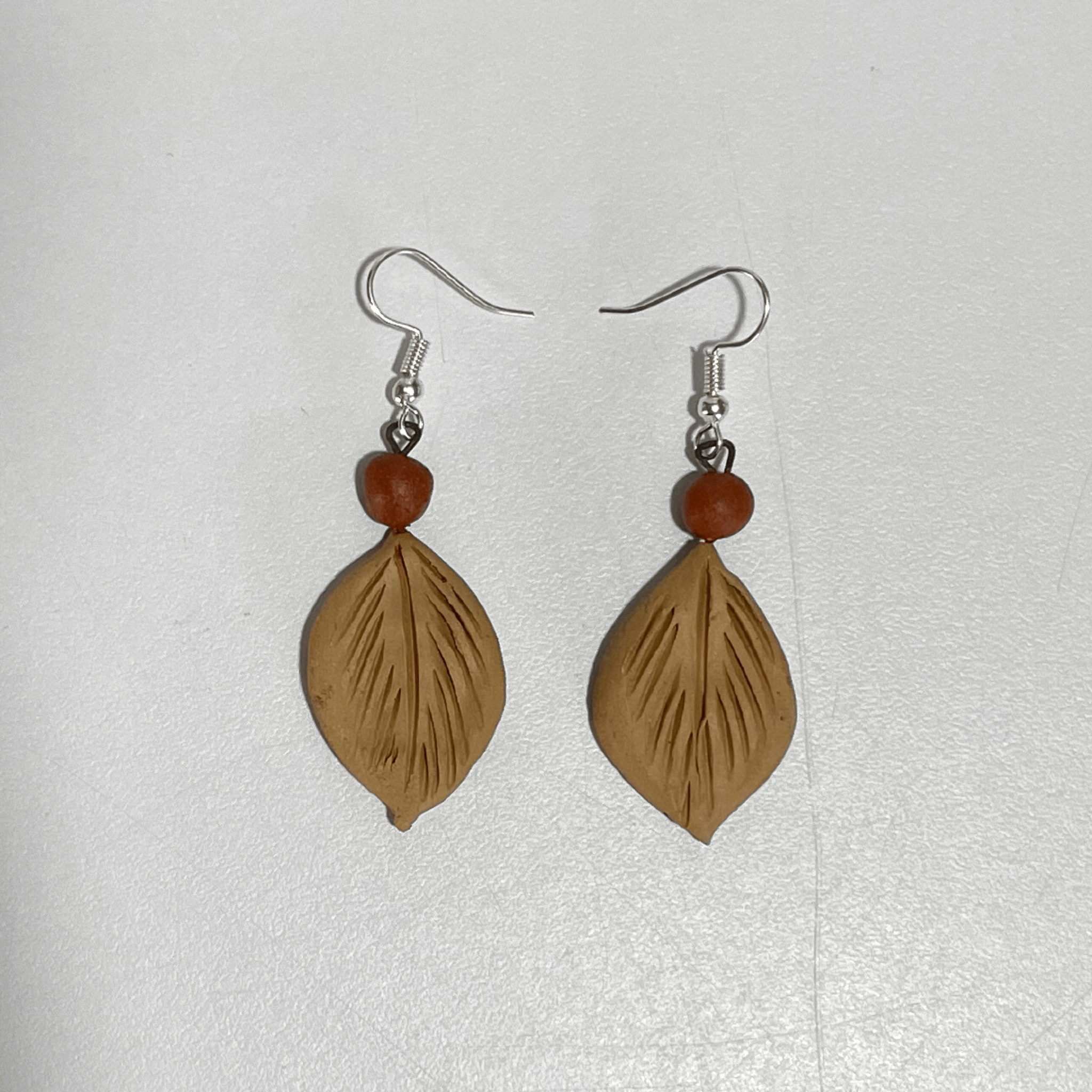 ARETES HOJAS BARRO BLANCO Y ROJO BORDADO