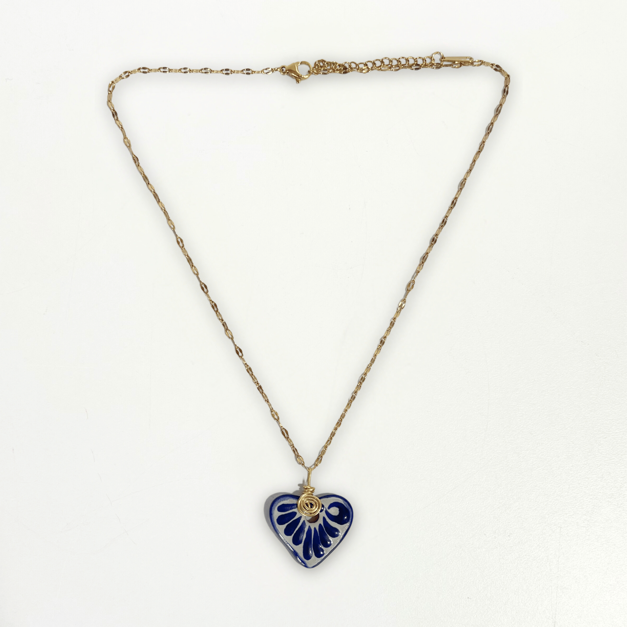 COLLAR CORAZON PLANO CERRADO FONDO TRADICIONAL DECORADO AZUL COBALTO CADENA DORADA