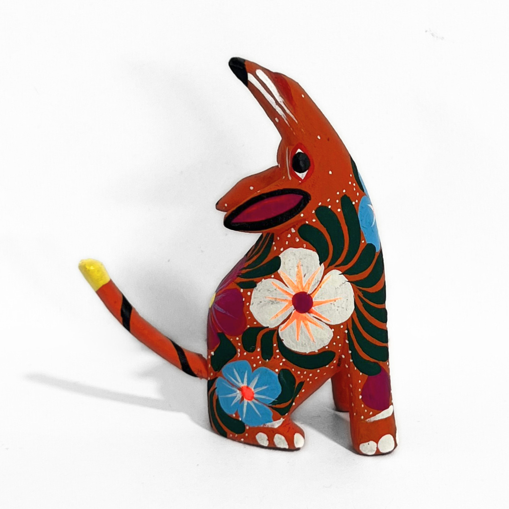 ALEBRIJE DE MADERA COYOTE FLORES COLA AMARILLA