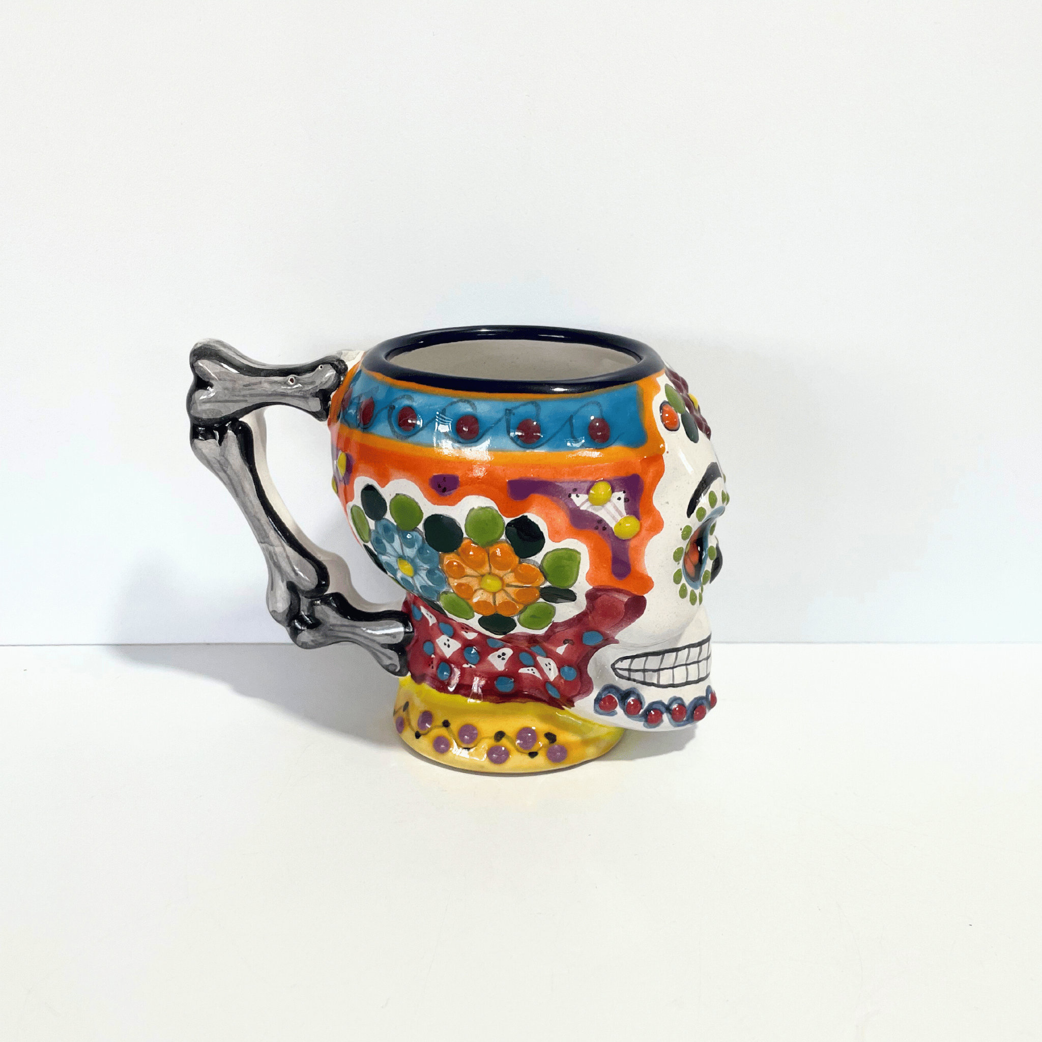 TAZA FORMA DE CRANEO FONDO TRADICIONAL FLORES MULTICOLOR