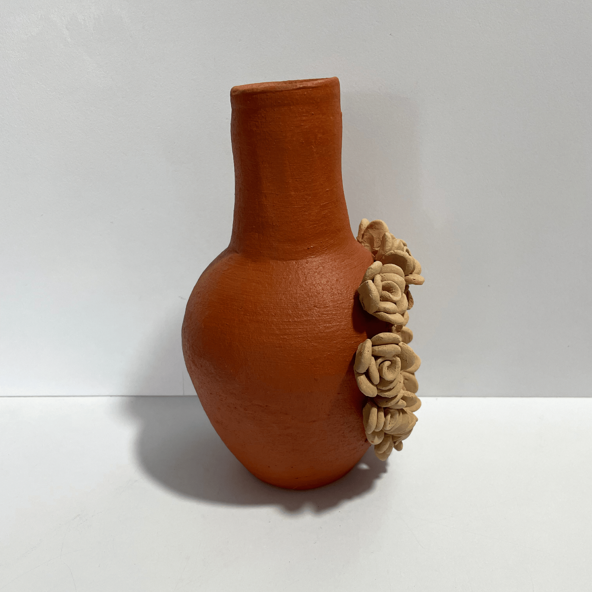CHIMENEA BARRO BORDADO ROJO Y BLANCO