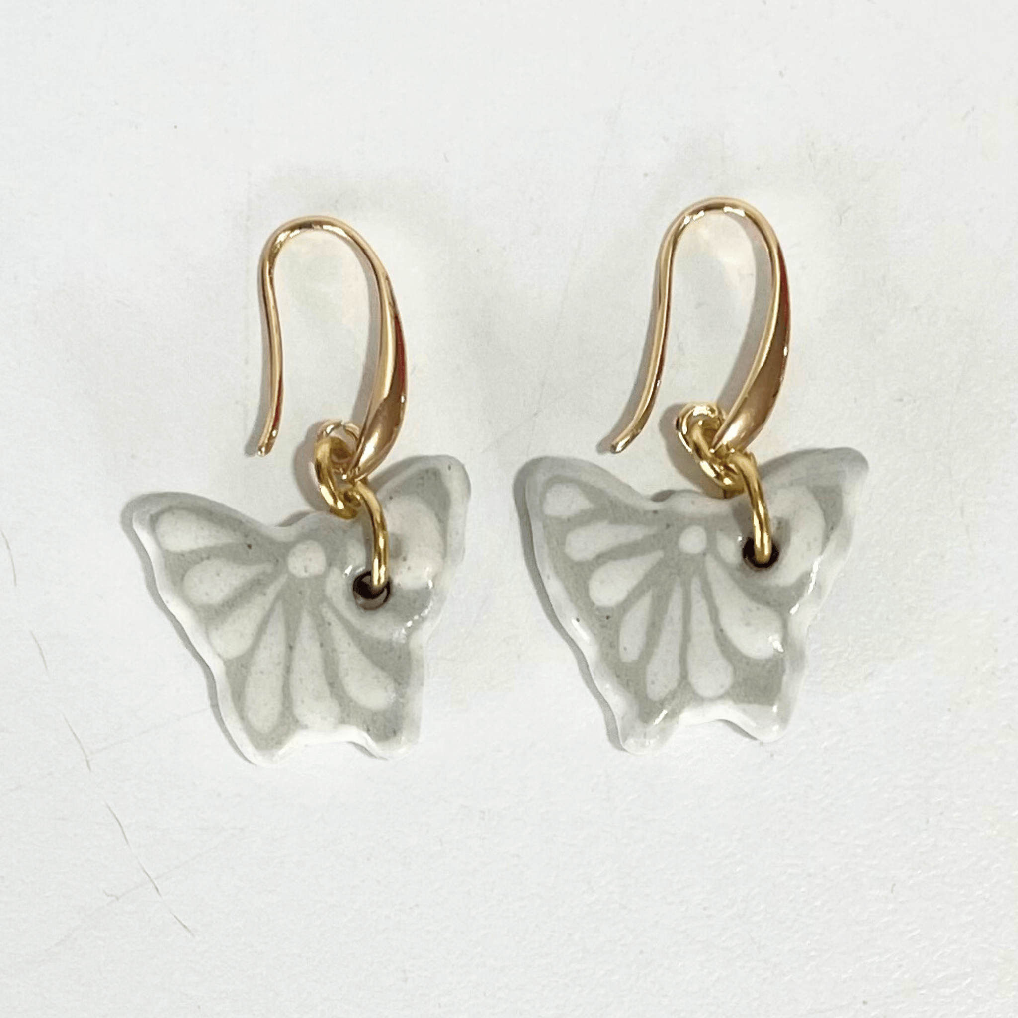 ARETES MARIPOSA FONDO TRADICIONAL DECORADO BLANCO