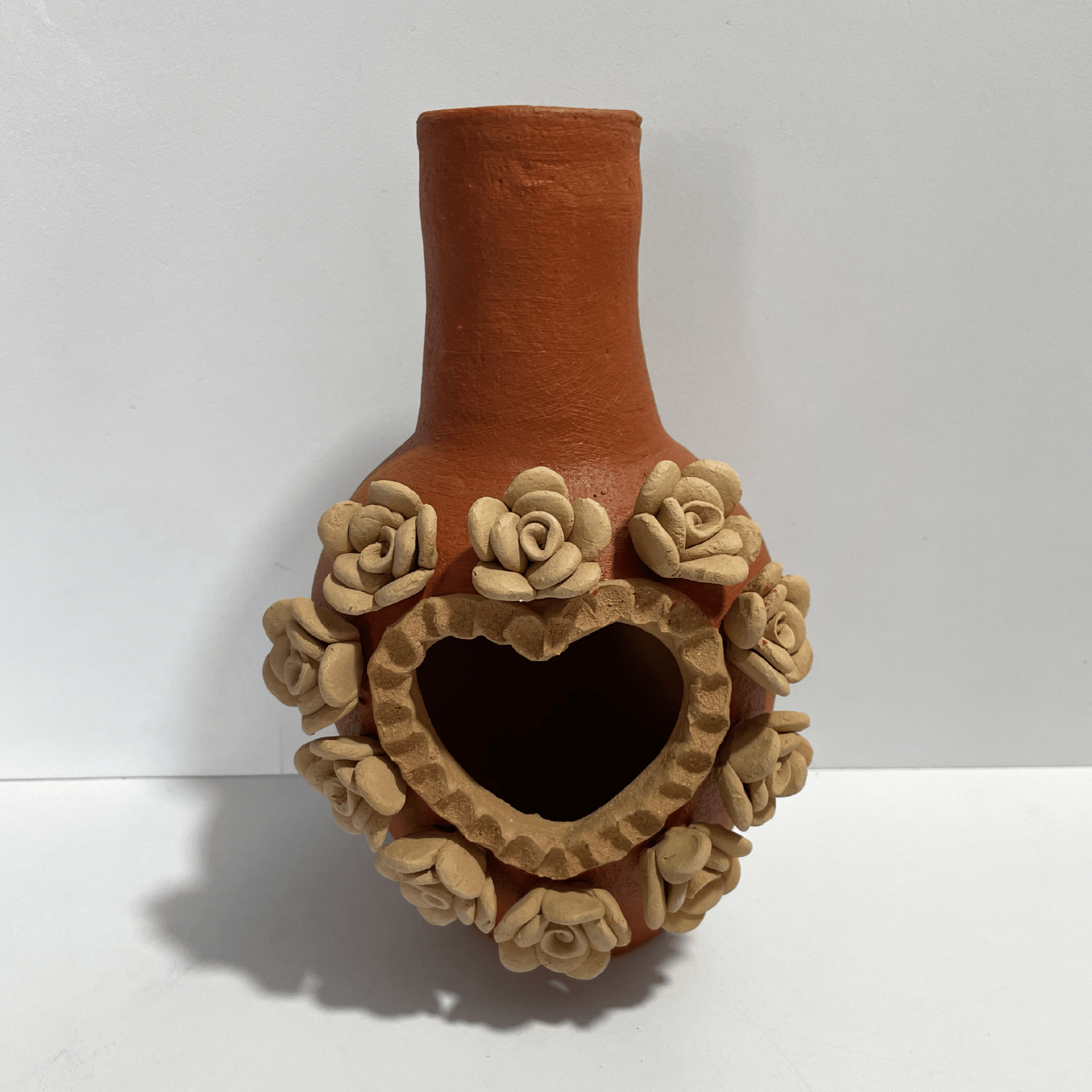 CHIMENEA BARRO BORDADO ROJO Y BLANCO