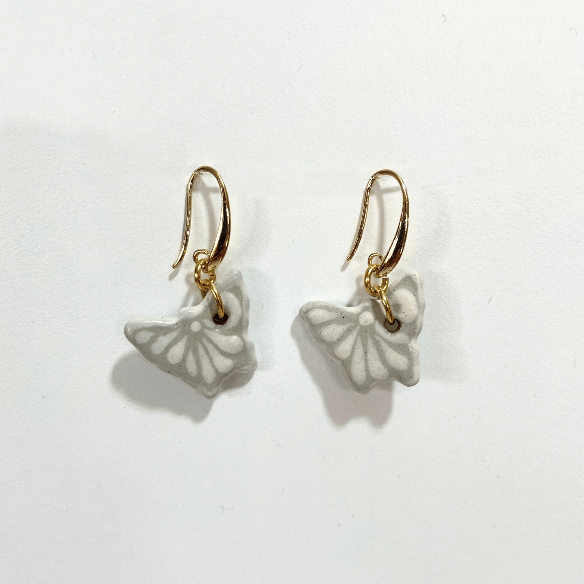 ARETES MARIPOSA FONDO TRADICIONAL DECORADO BLANCO