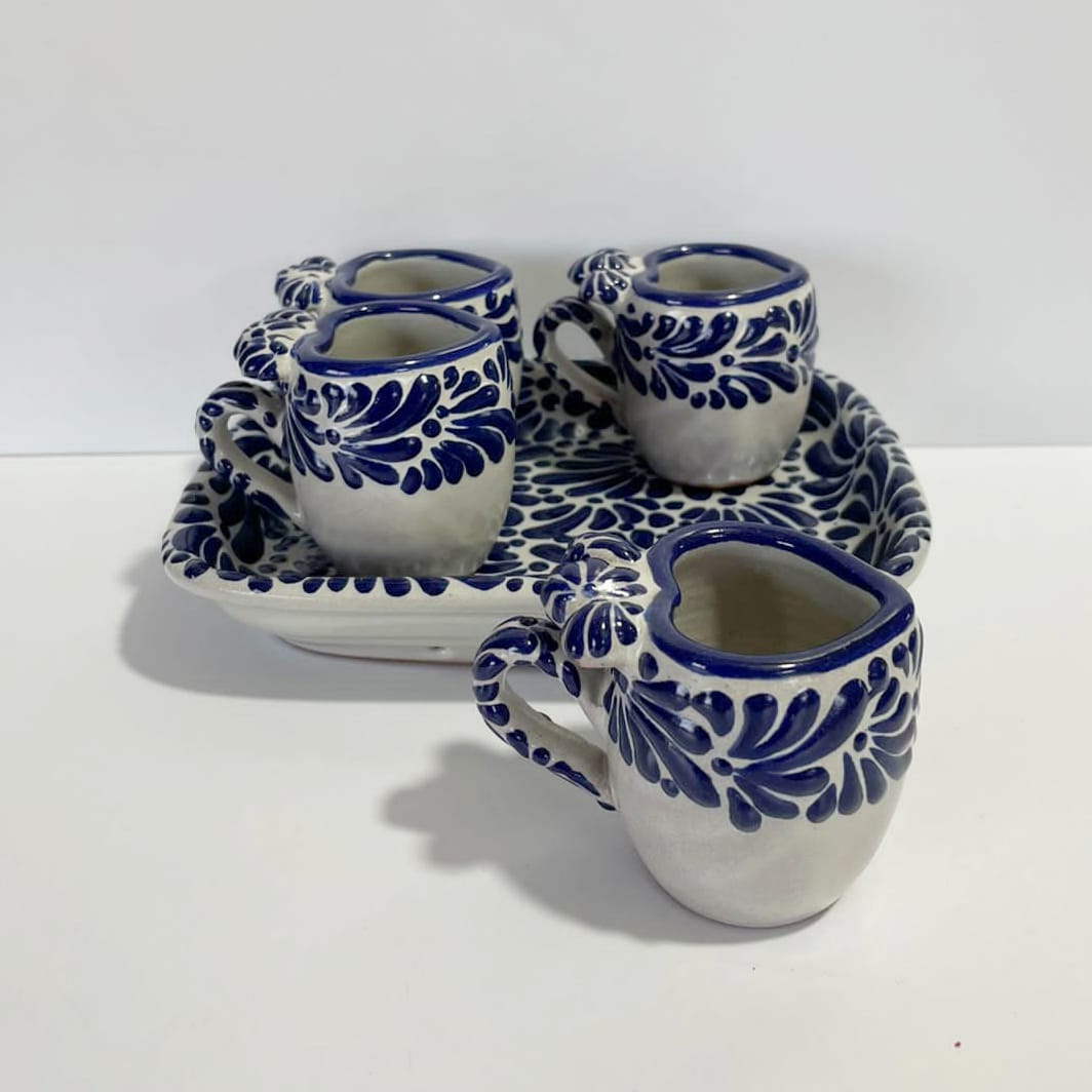 SET DE 4 TEQUILEROS BARRIL EN FORMA DE CORAZON CON ASA FONDO BLANCO MIK CENEFA AZUL COBALTO