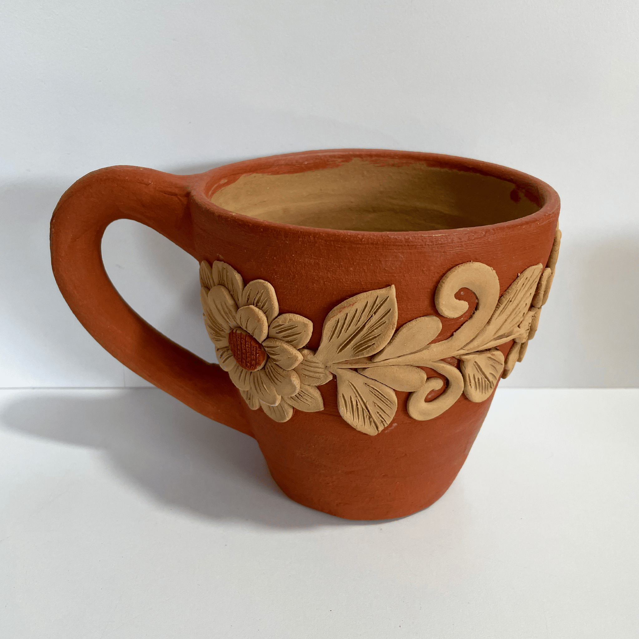 TAZA GRANDE BARRO ROJO CON BARRO BLANCO BORDADO