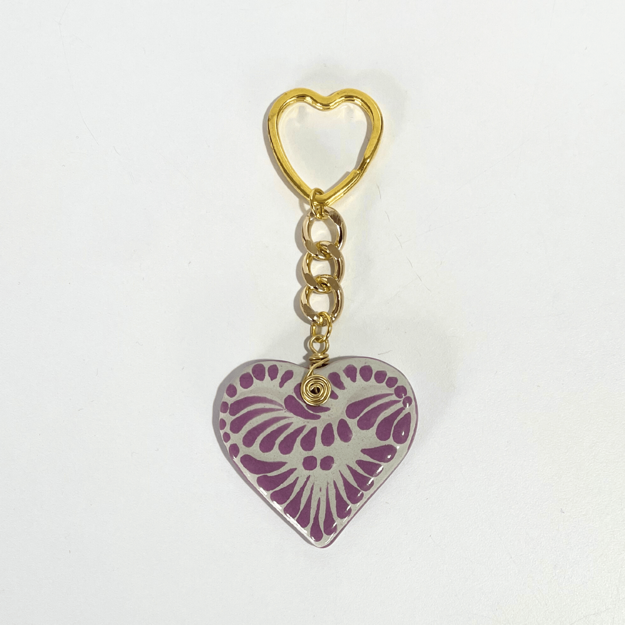 LLAVERO CORAZON PLANO CERRADO FONDO TRADICIONAL DECORADO MORADO