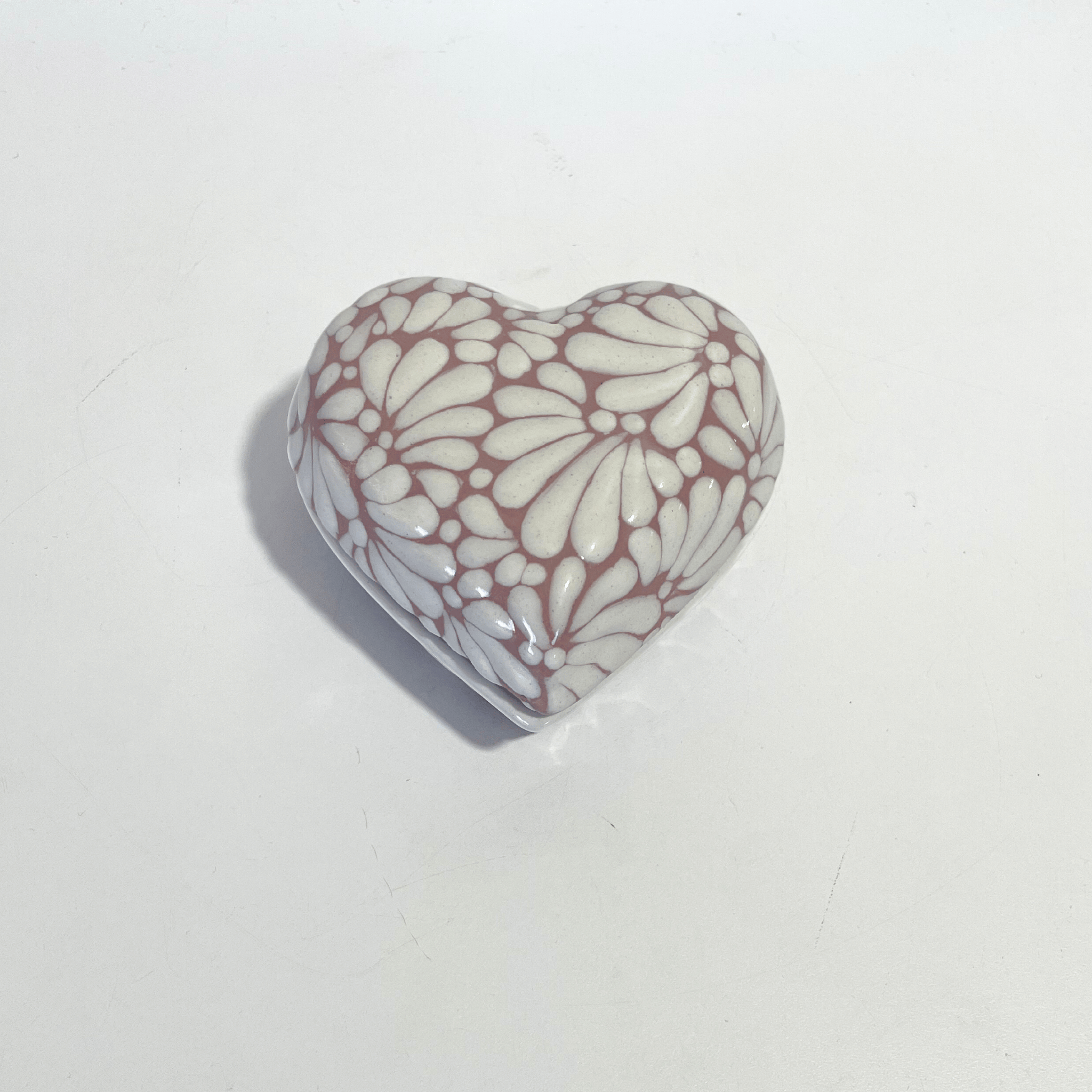 ALHAJERO GRANDE FORMA DE CORAZON FONDO ROSA MIK BLANCO