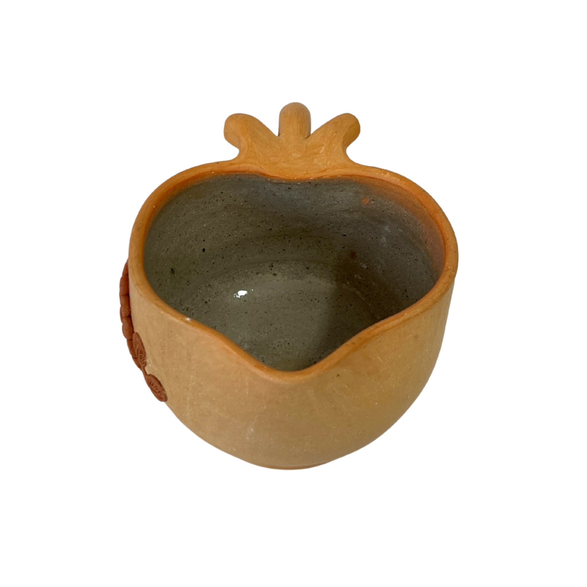 TAZA CORAZON BARRO BORDADO BLANCO CON ROJO