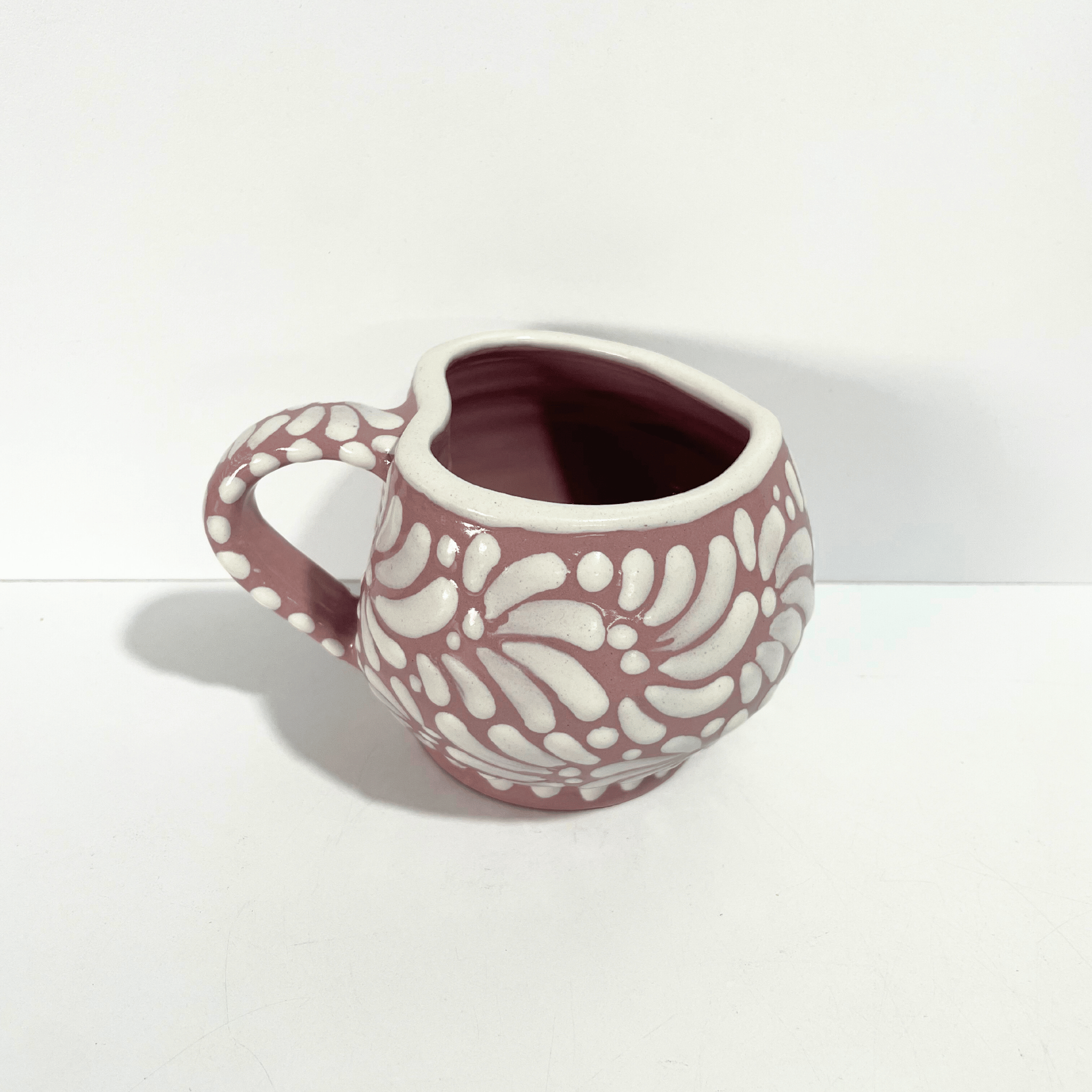 TAZA CHOCOLATERA MEDIANA FORMA CORAZON FONDO ROSA MIK BLANCO