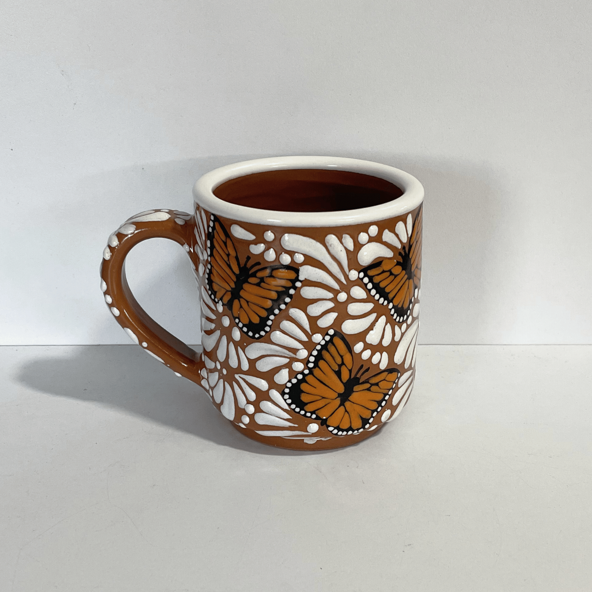 TAZA RECTA ESTANDAR FONDO CAFE MIK BLANCO MARIPOSAS