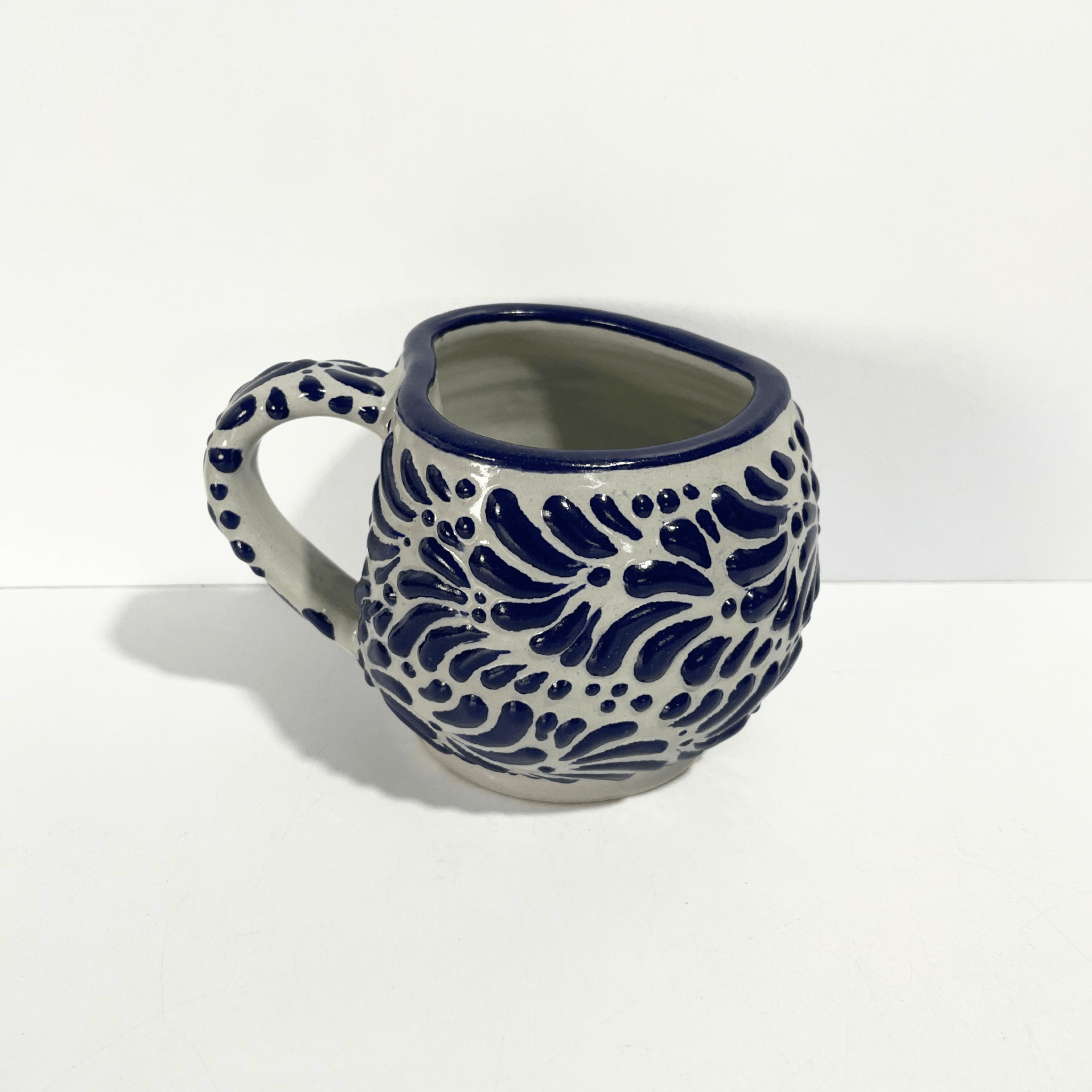 TAZA CHOCOLATERA MEDIANA FORMA CORAZON FONDO TRADICIONAL MIK AZUL COBALTO