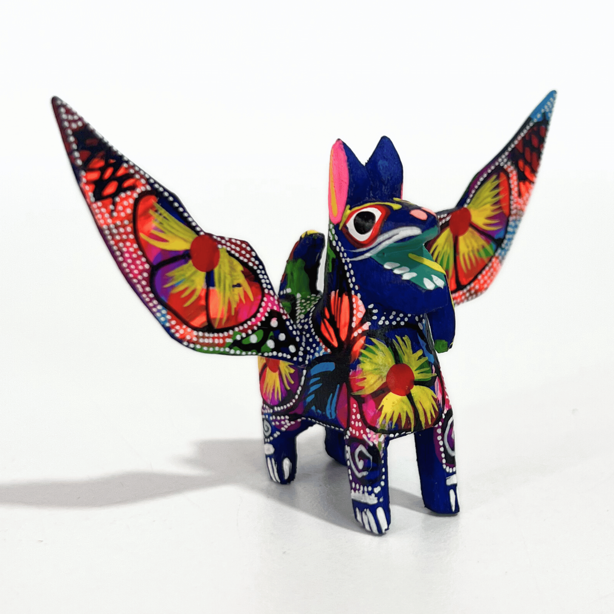 ALEBRIJE DE MADERA PERRO AZUL FLORES MULTICOLOR