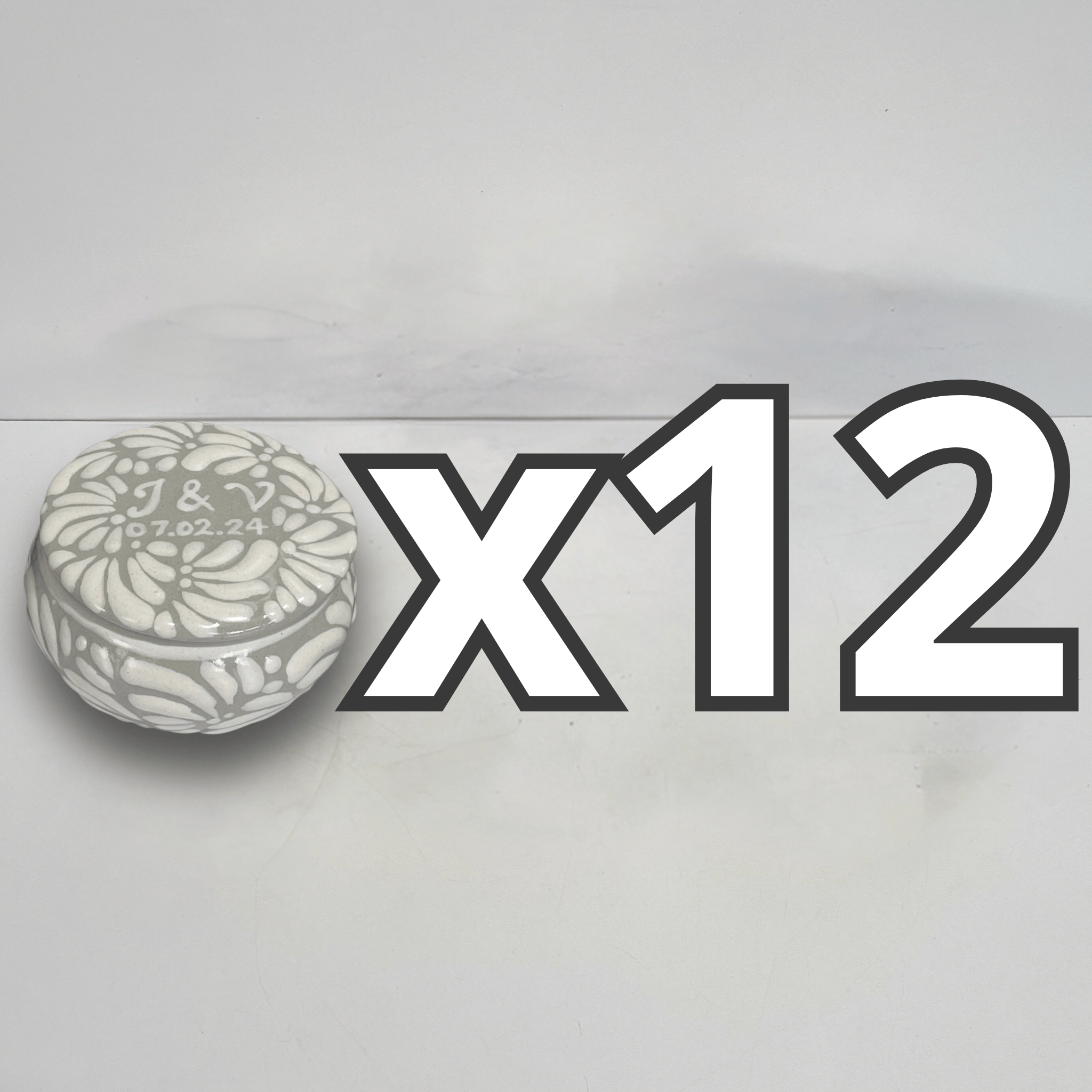 PAQUETE ALHAJERO TAPA PLANA PERSONALIZADO FONDO BLANCO MIK BLANCO INICIALES Y FECHA
