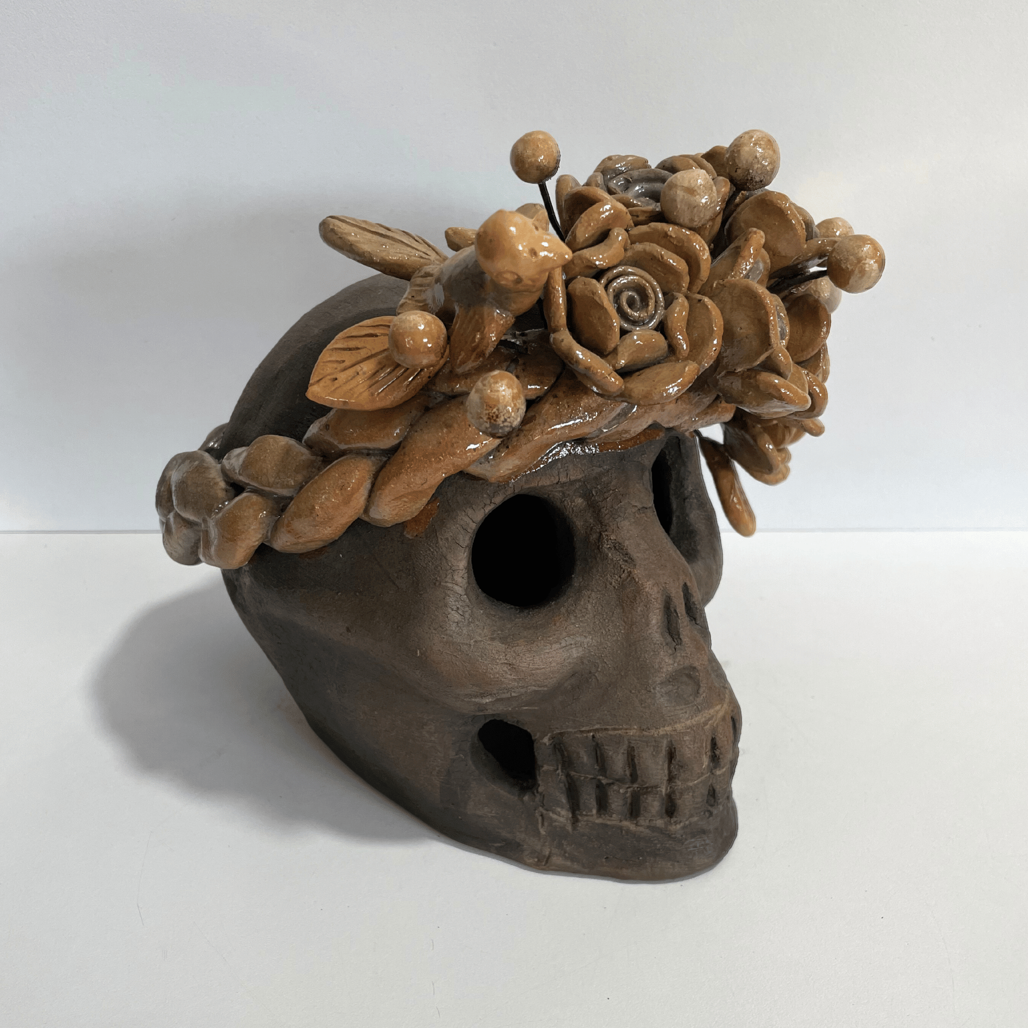 CALAVERA BARRO BORDADO Y AHUMADO