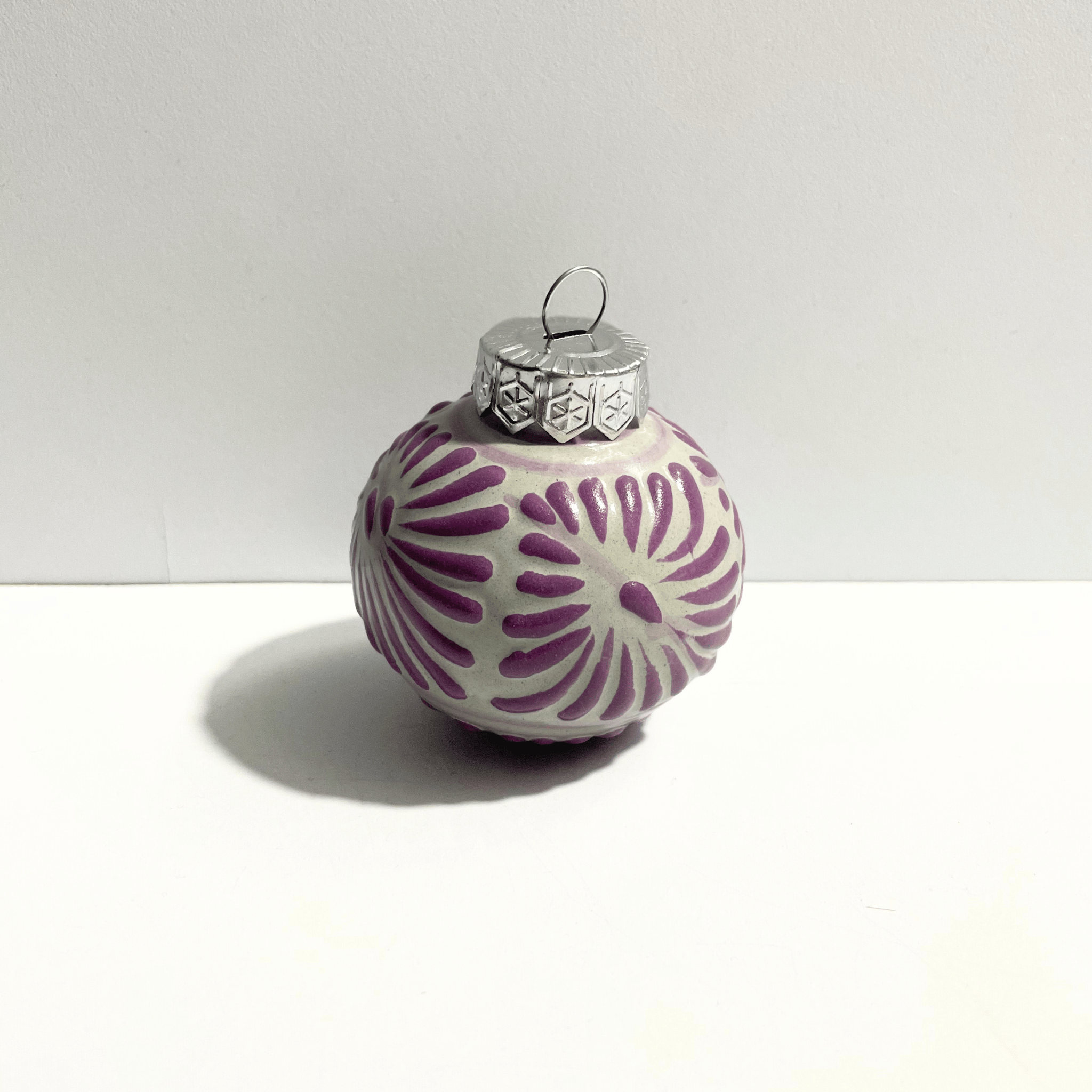 ESFERA NAVIDEÑA FONDO TRADICIONAL CENEFA MORADO