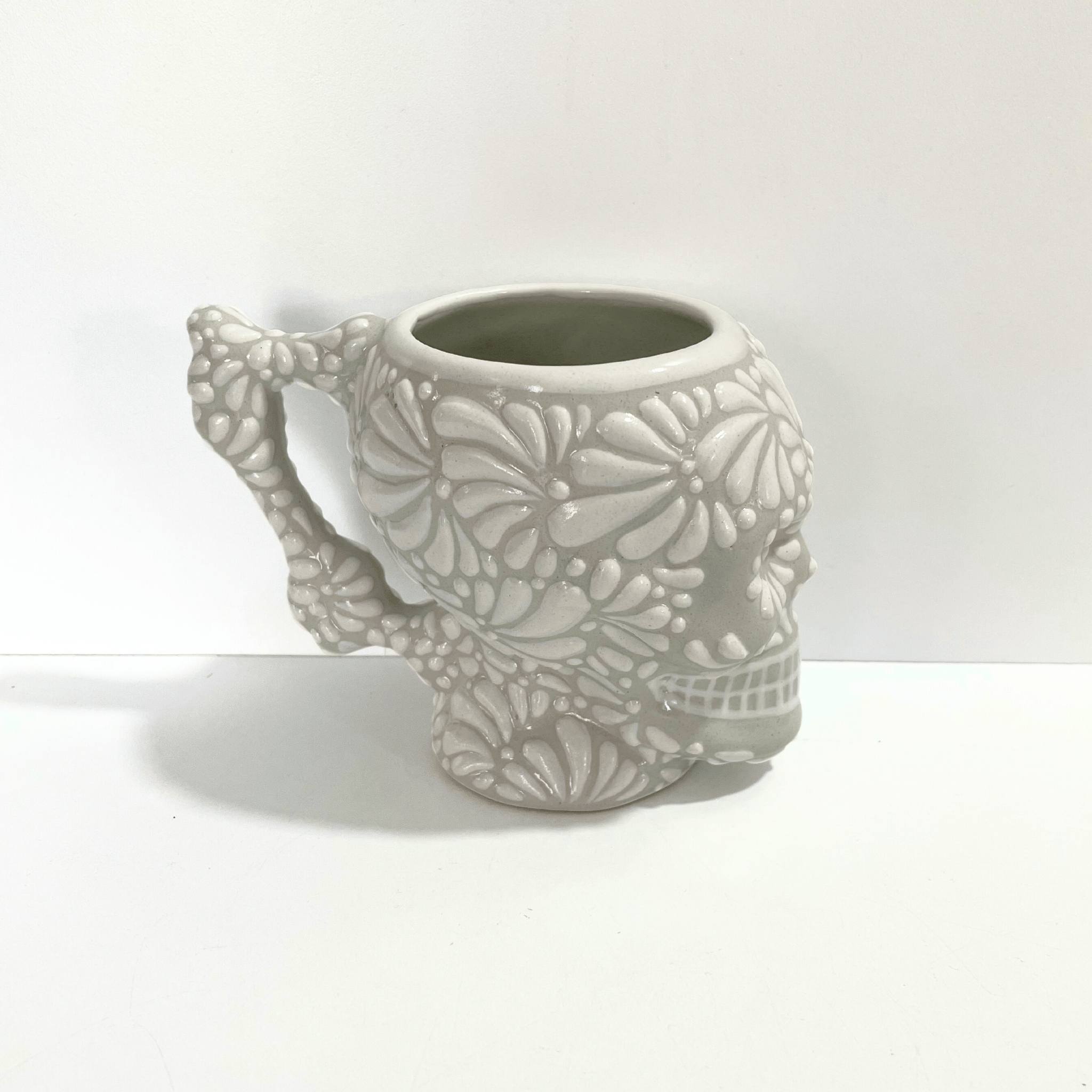 TAZA FORMA DE CRANEO FONDO TRADICIONAL MIK BLANCO