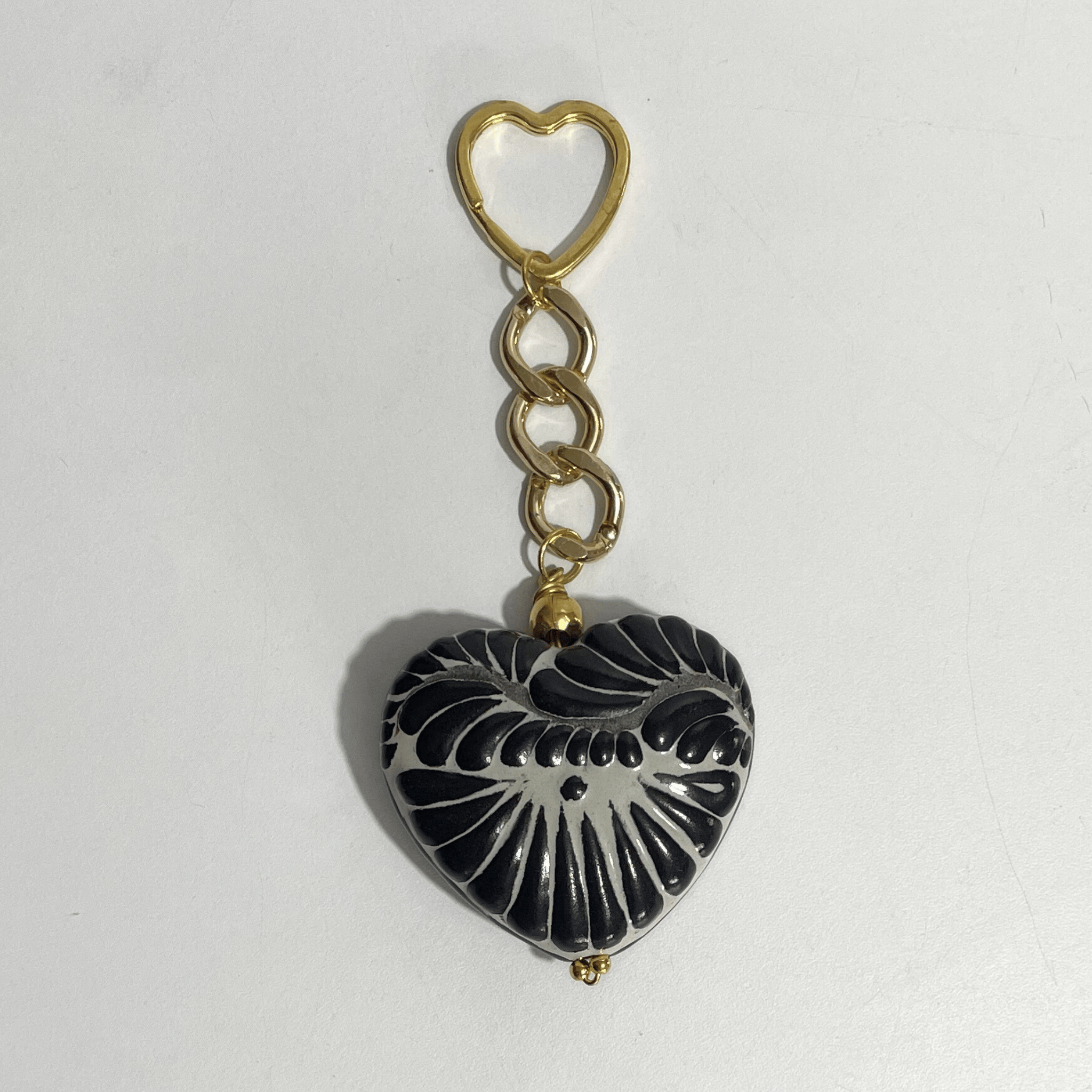 LLAVERO CORAZON GRANDE 7 CM TRIDIMENSIONAL FONDO TRADICIONAL CENEFA NEGRO