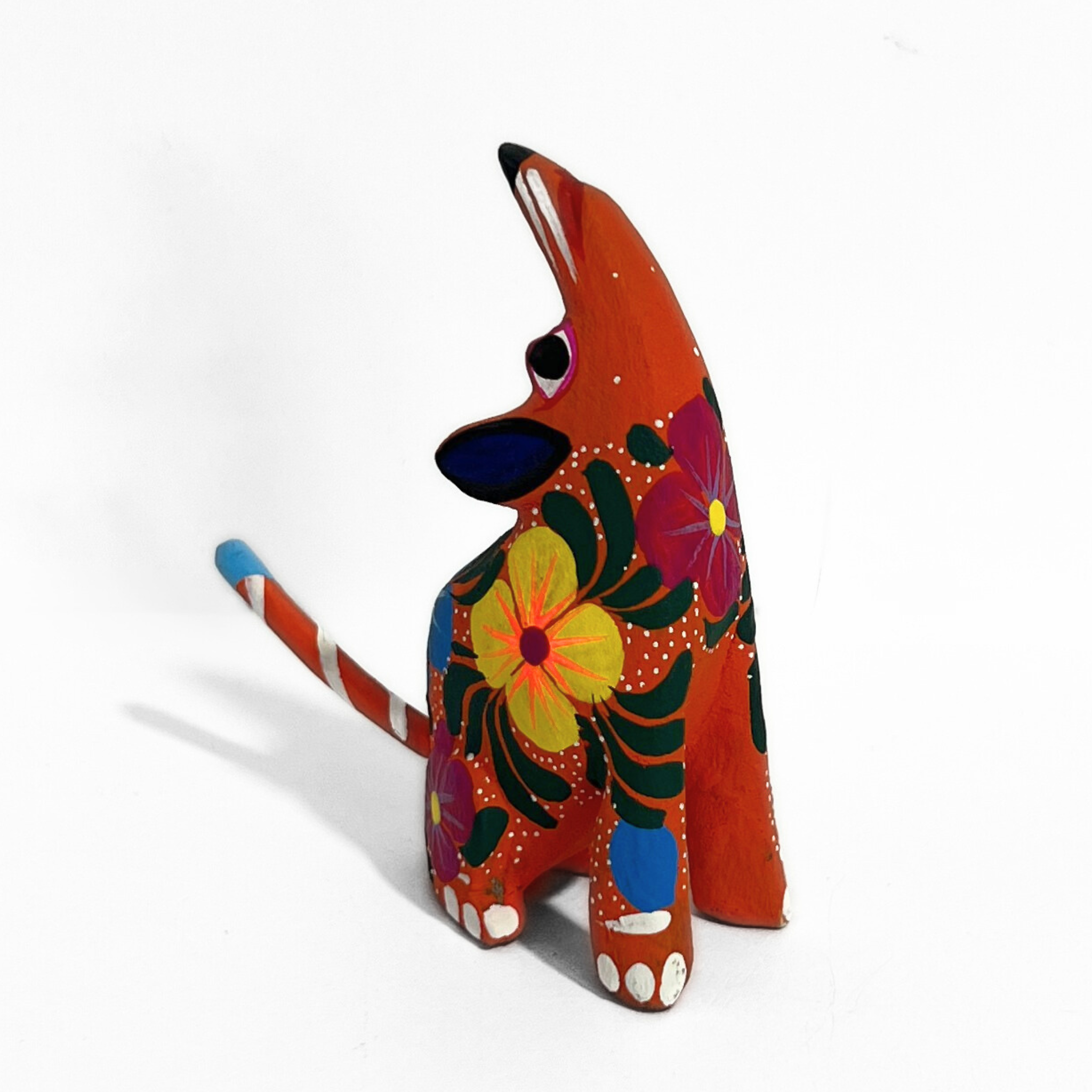 ALEBRIJE DE MADERA COYOTE FLORES COLA AZUL