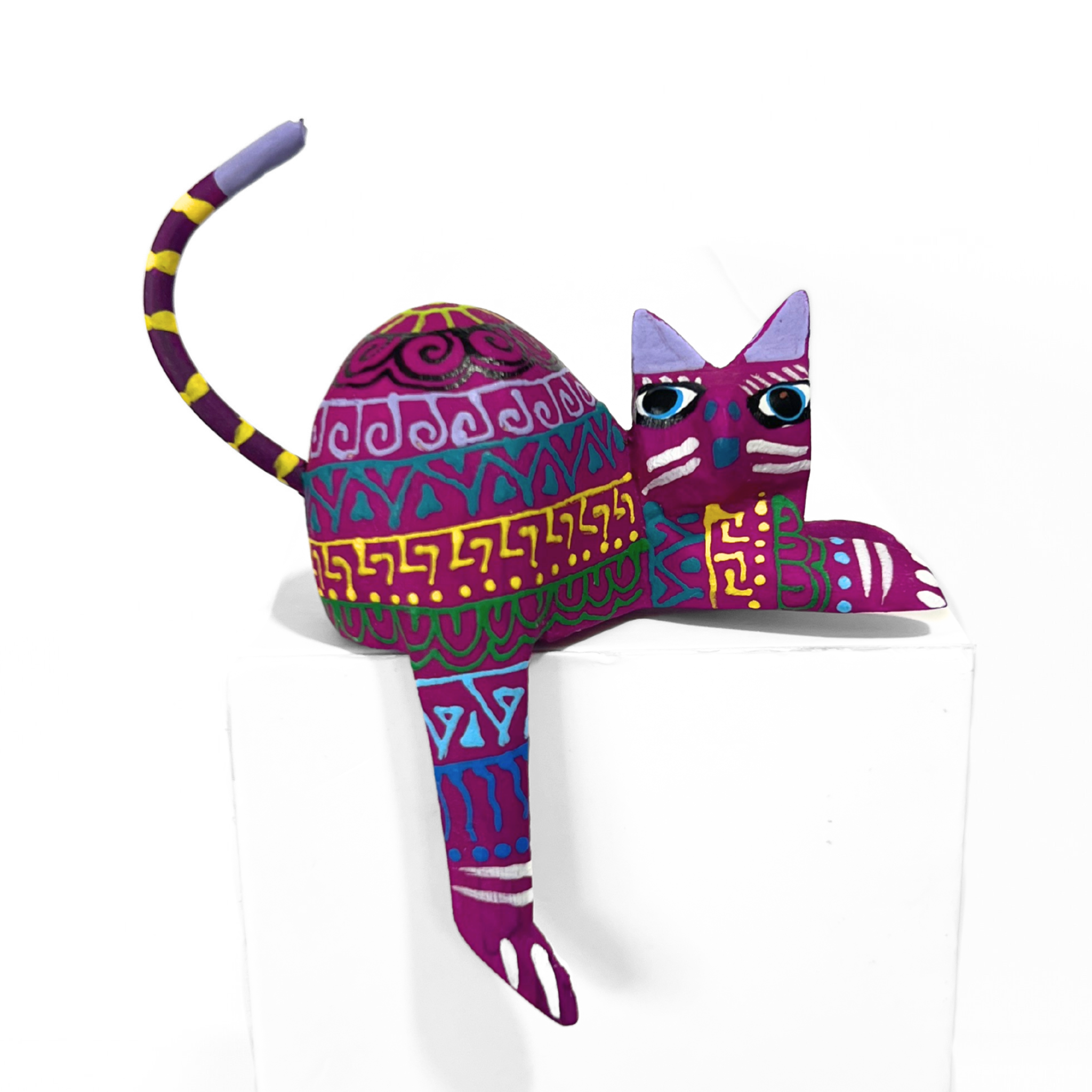 ALEBRIJE DE MADERA GATO CON PATA AL AIRE MORADO