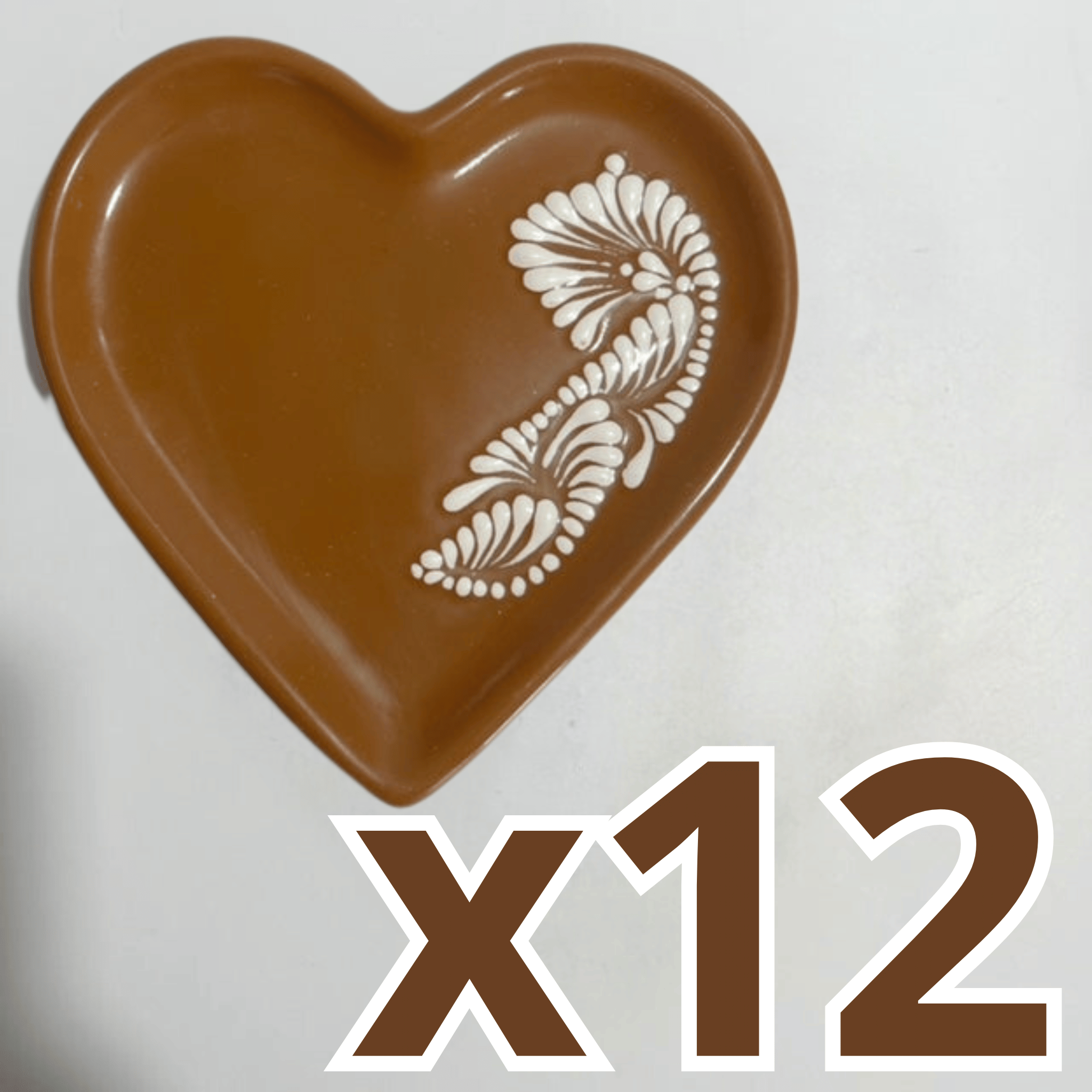 PLATO DE CORAZON 16 CM FONDO CAFE DECORADO ESQUINA BLANCO
