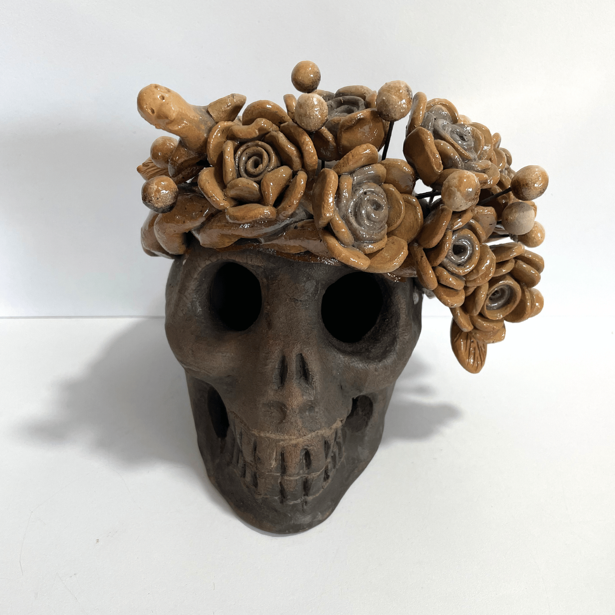 CALAVERA BARRO BORDADO Y AHUMADO