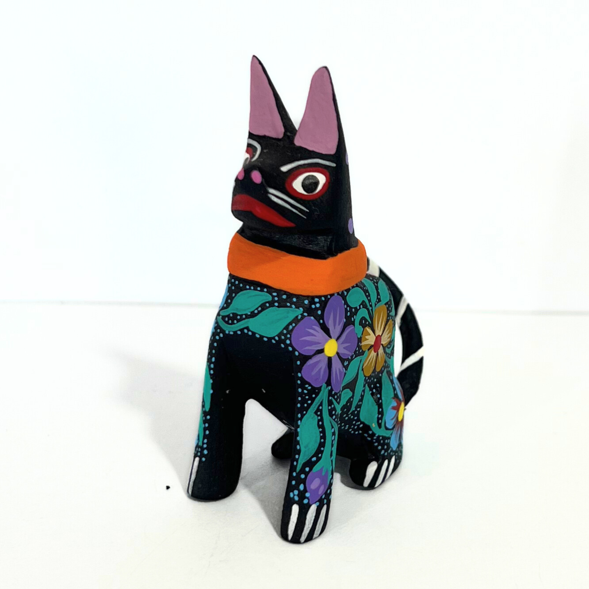 ALEBRIJE DE MADERA GATO NEGRO FLORES