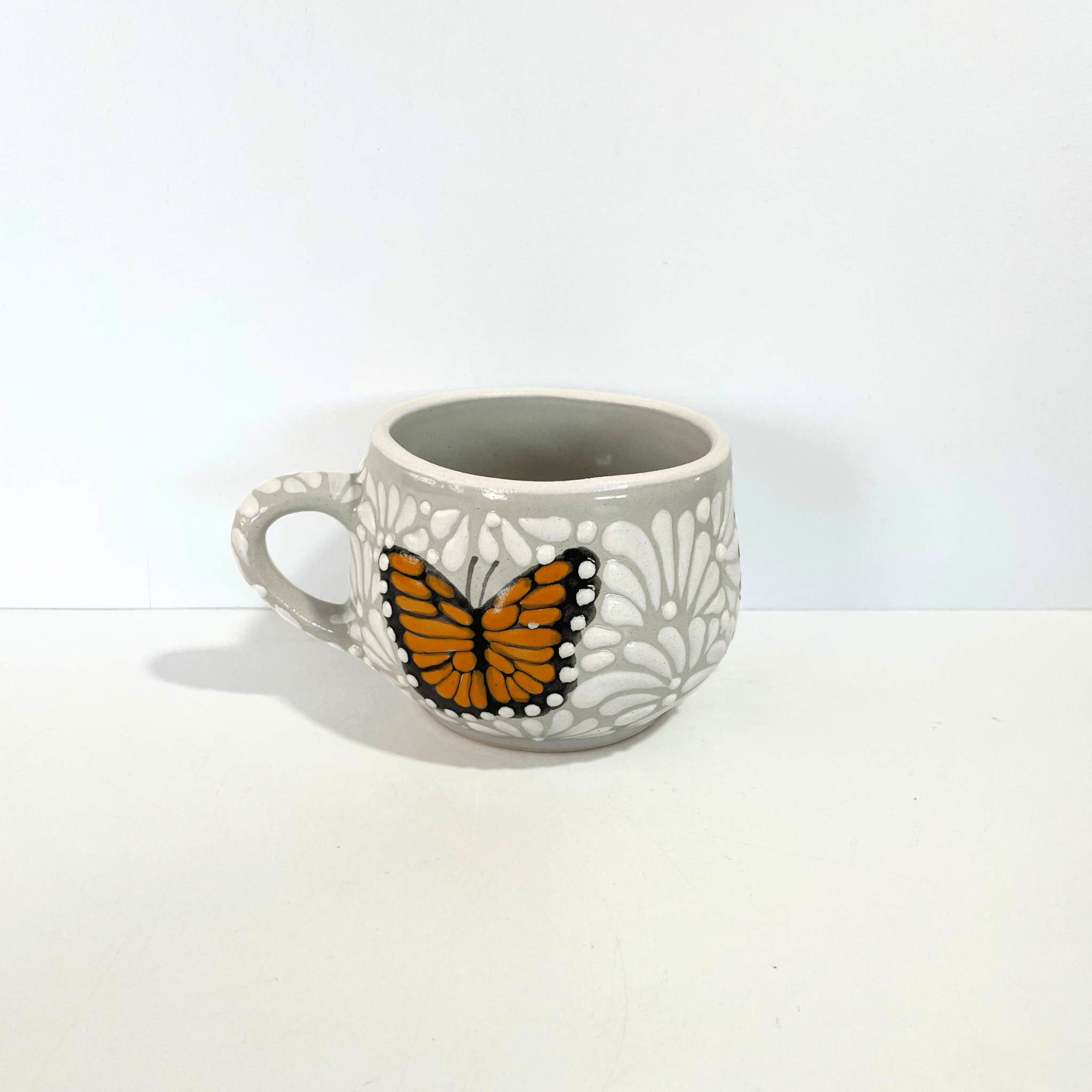 TAZA CHOCOLATERA MEDIANA FONDO TRADICIONAL MIK BLANCO MARIPOSAS