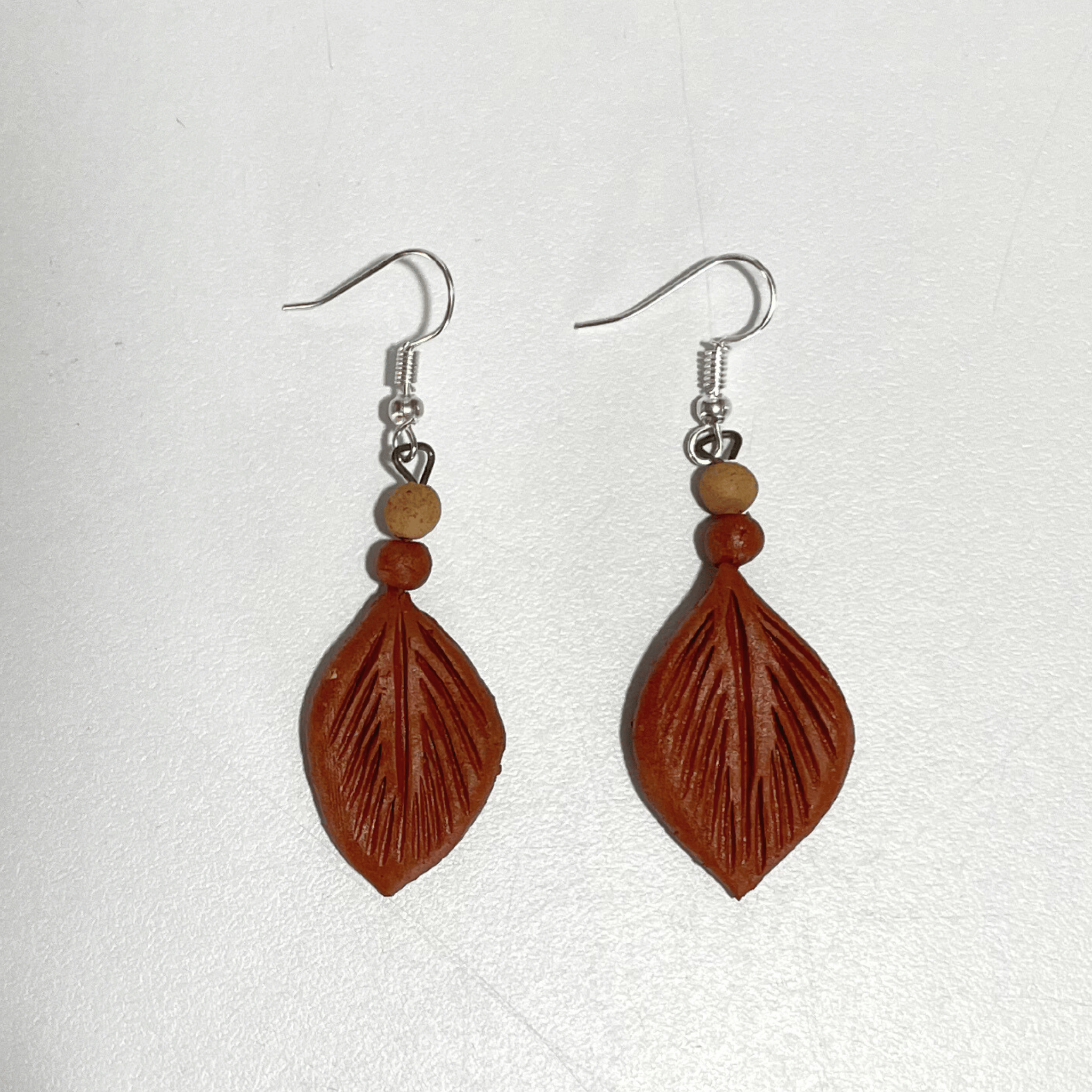 ARETES HOJAS BARRO ROJO Y BLANCO BORDADO