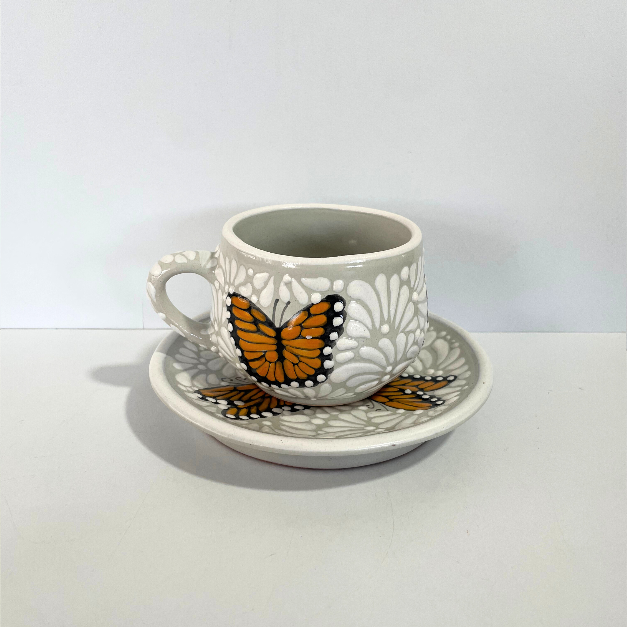 SET TAZA CHOCOLATERA MEDIANA FONDO TRADICIONAL MIK BLANCO MARIPOSAS