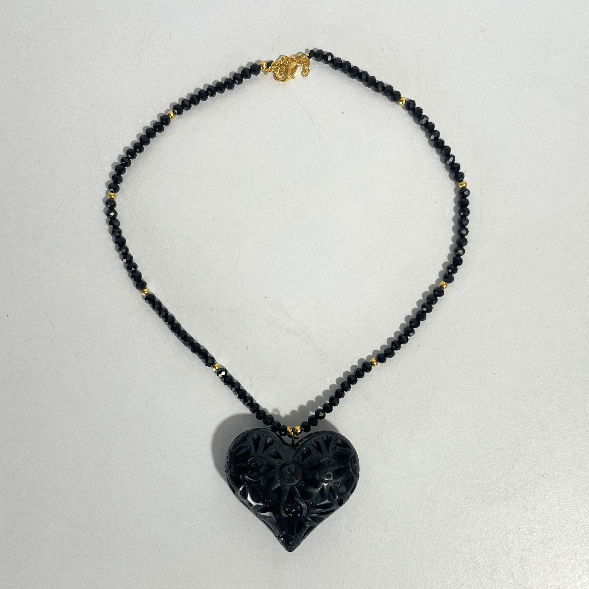 COLLAR DIJE DE CORAZON BARRO NEGRO