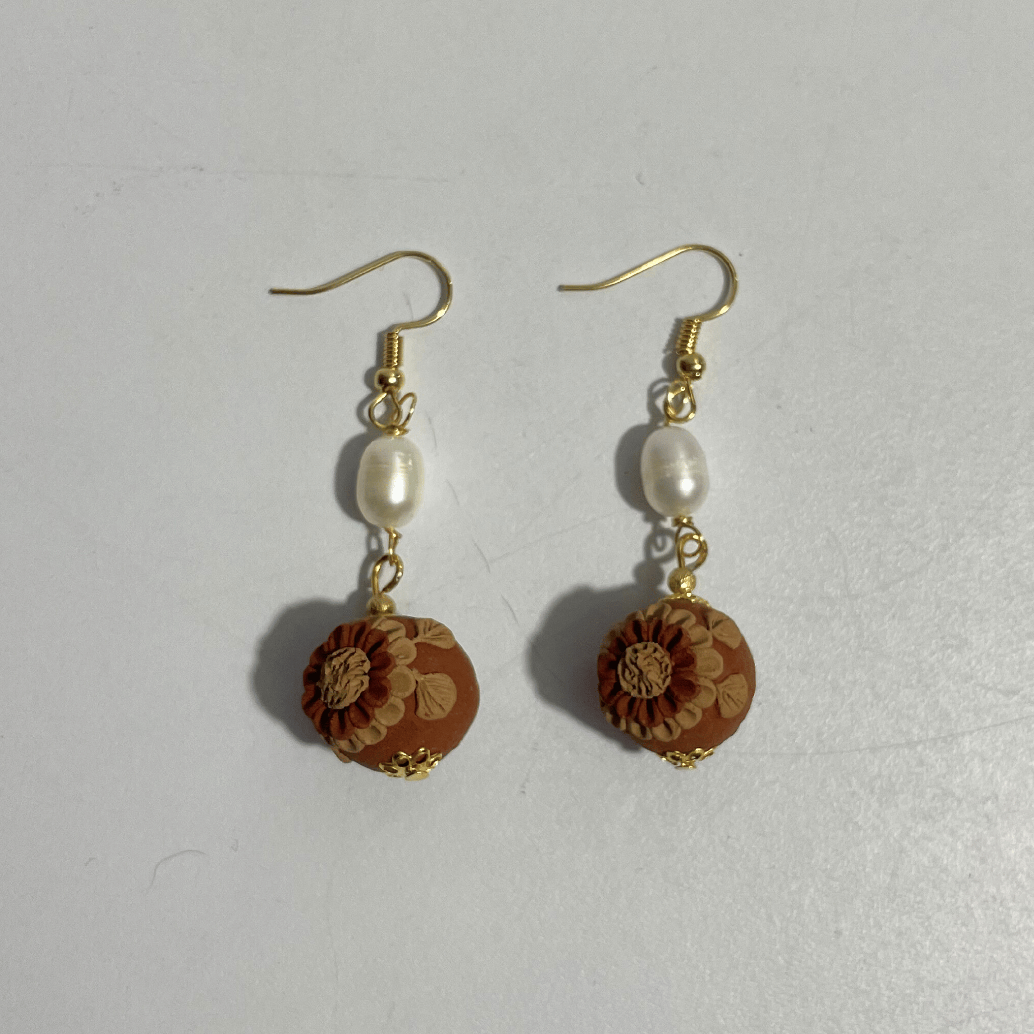 ARETES ESFERA BARRO ROJO Y BLANCO BORDADO PERLA DEL RIO