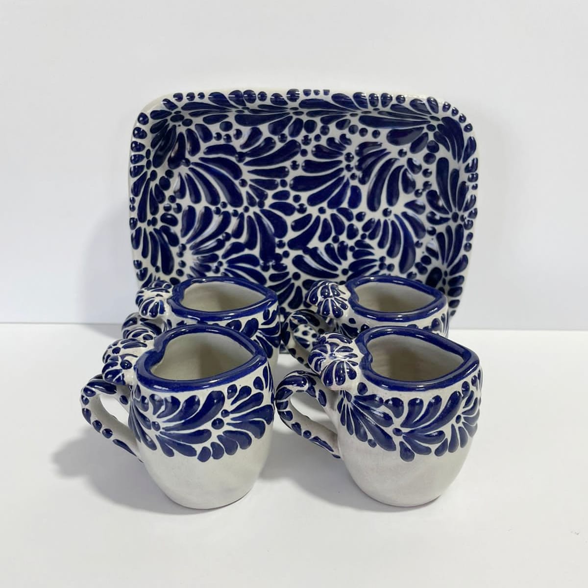 SET DE 4 TEQUILEROS BARRIL EN FORMA DE CORAZON CON ASA FONDO BLANCO MIK CENEFA AZUL COBALTO