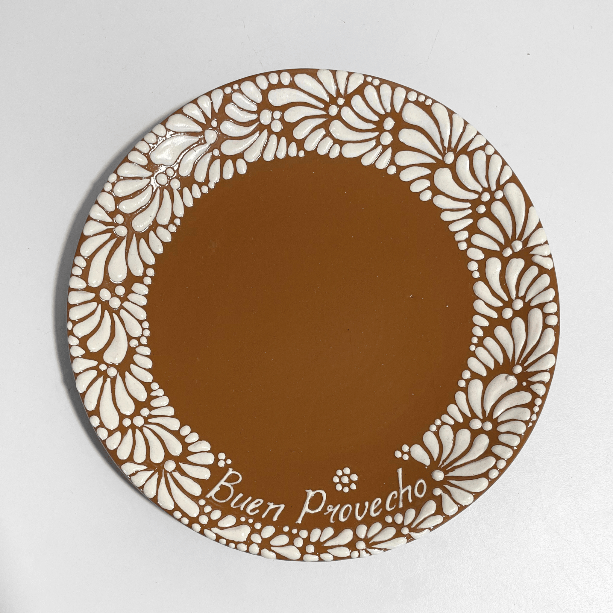 PLATO PLANO 16 CARACTERES FONDO CAFE MIK CENEFA BLANCO