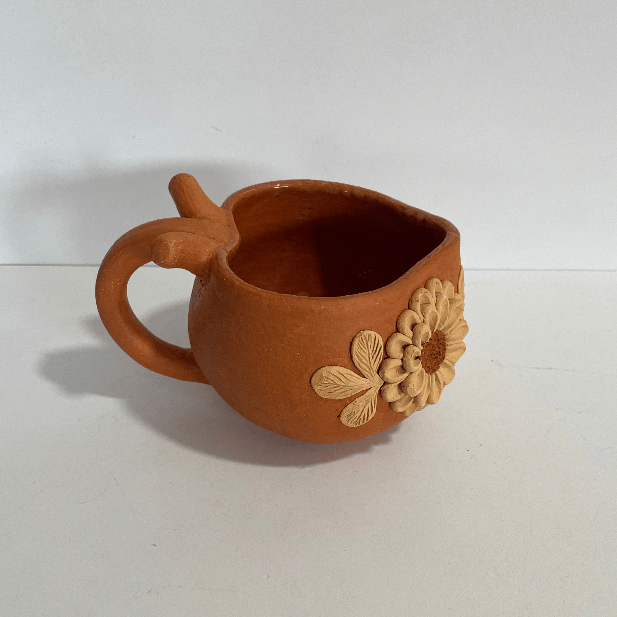 TAZA CORAZON BARRO ROJO CON BARRO BLANCO BORDADO