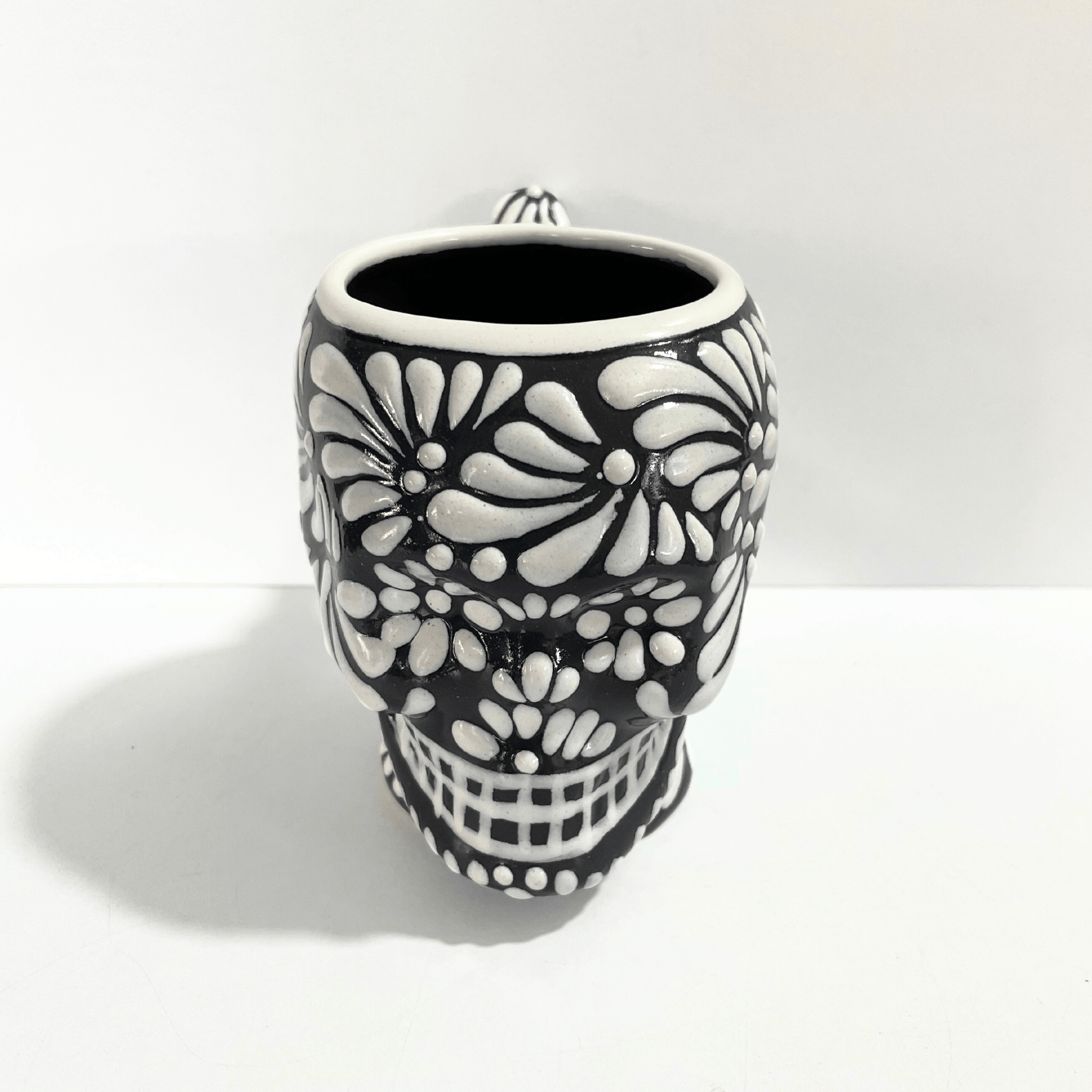 TAZA FORMA DE CRANEO FONDO NEGRO MIK BLANCO