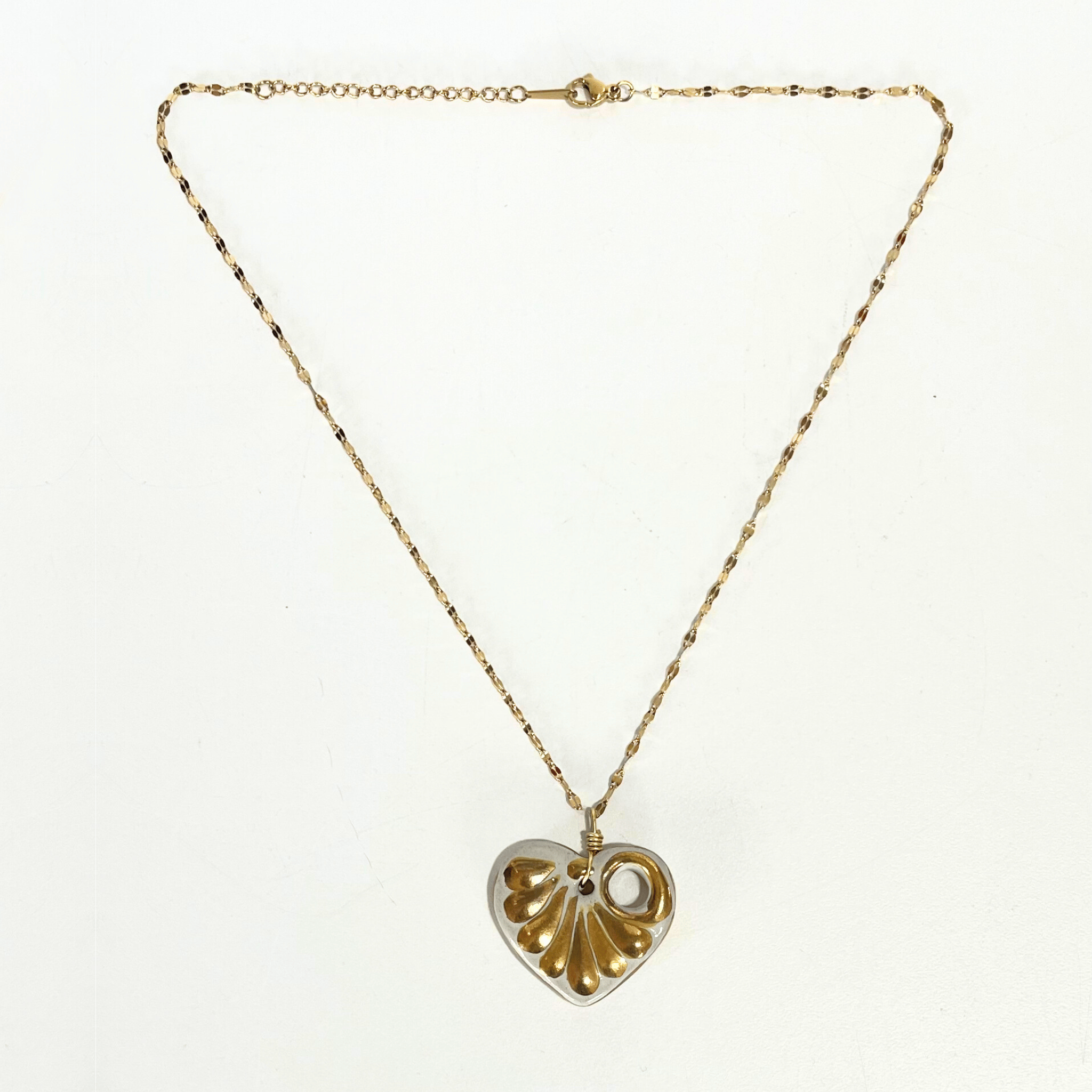COLLAR CORAZON PLANO CON PERFORACION LATERAL SUPERIOR 2.4 CM DESTELLOS DE ORO CADENA DORADA