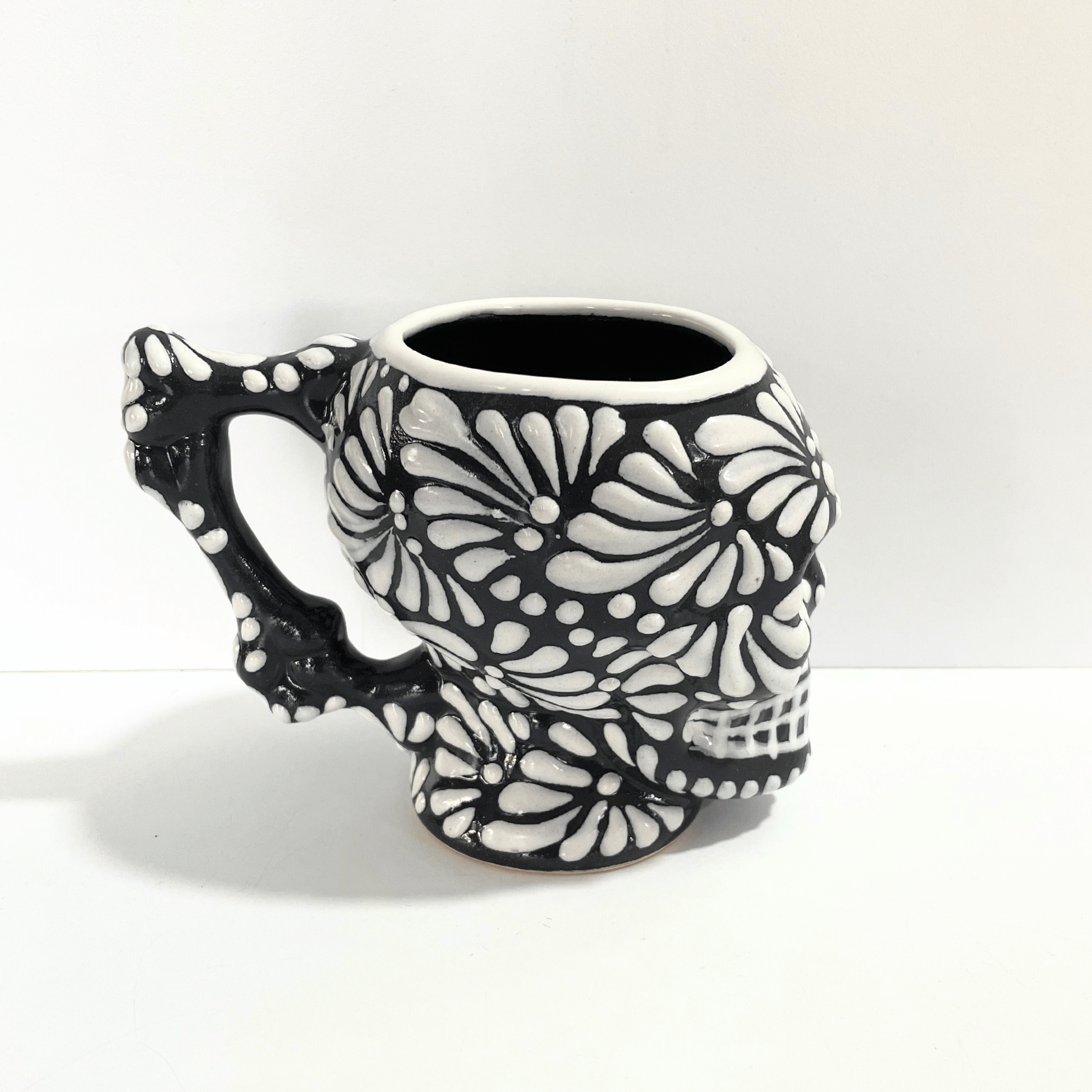 TAZA FORMA DE CRANEO FONDO NEGRO MIK BLANCO