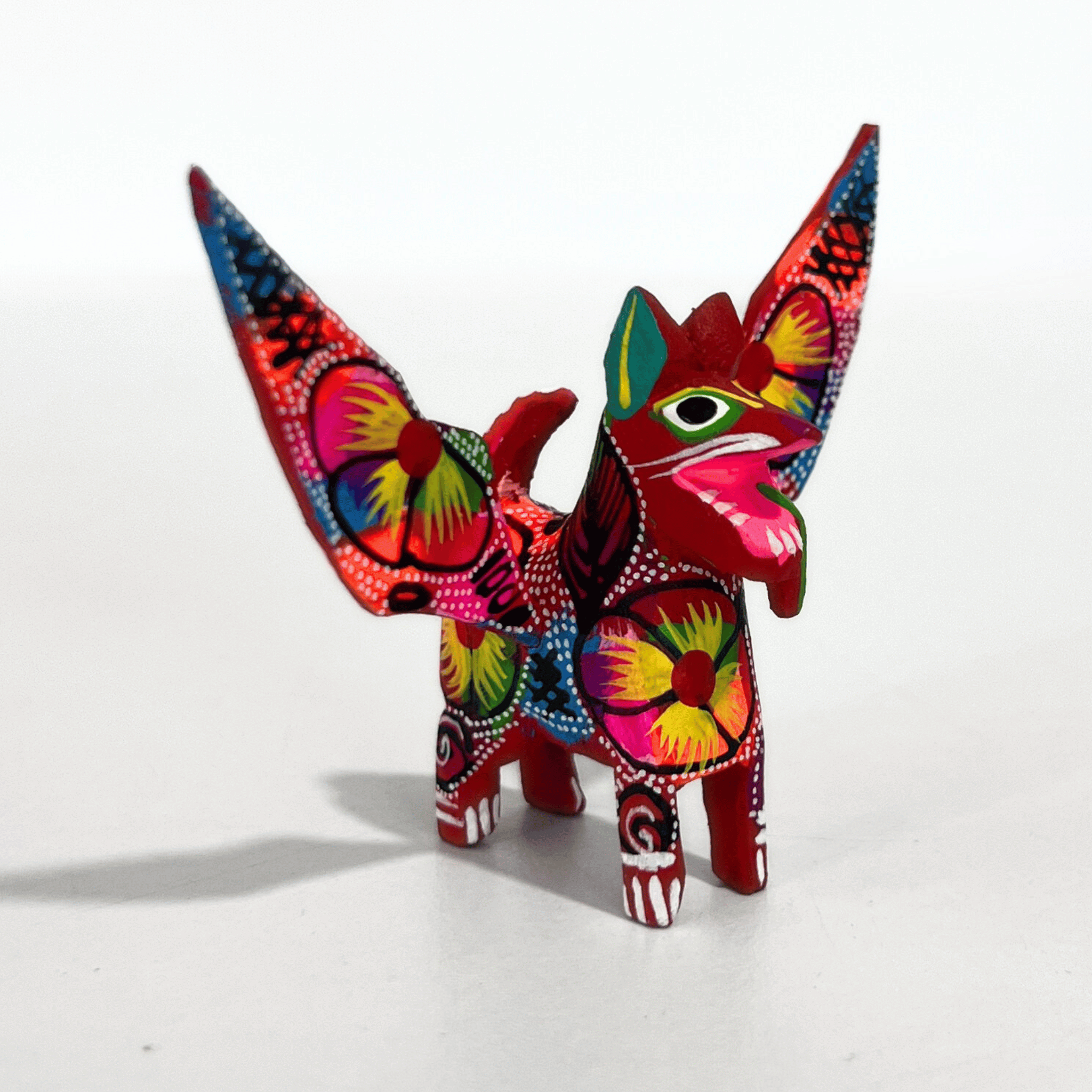 ALEBRIJE DE MADERA PERRO ROJO FLORES MULTICOLOR