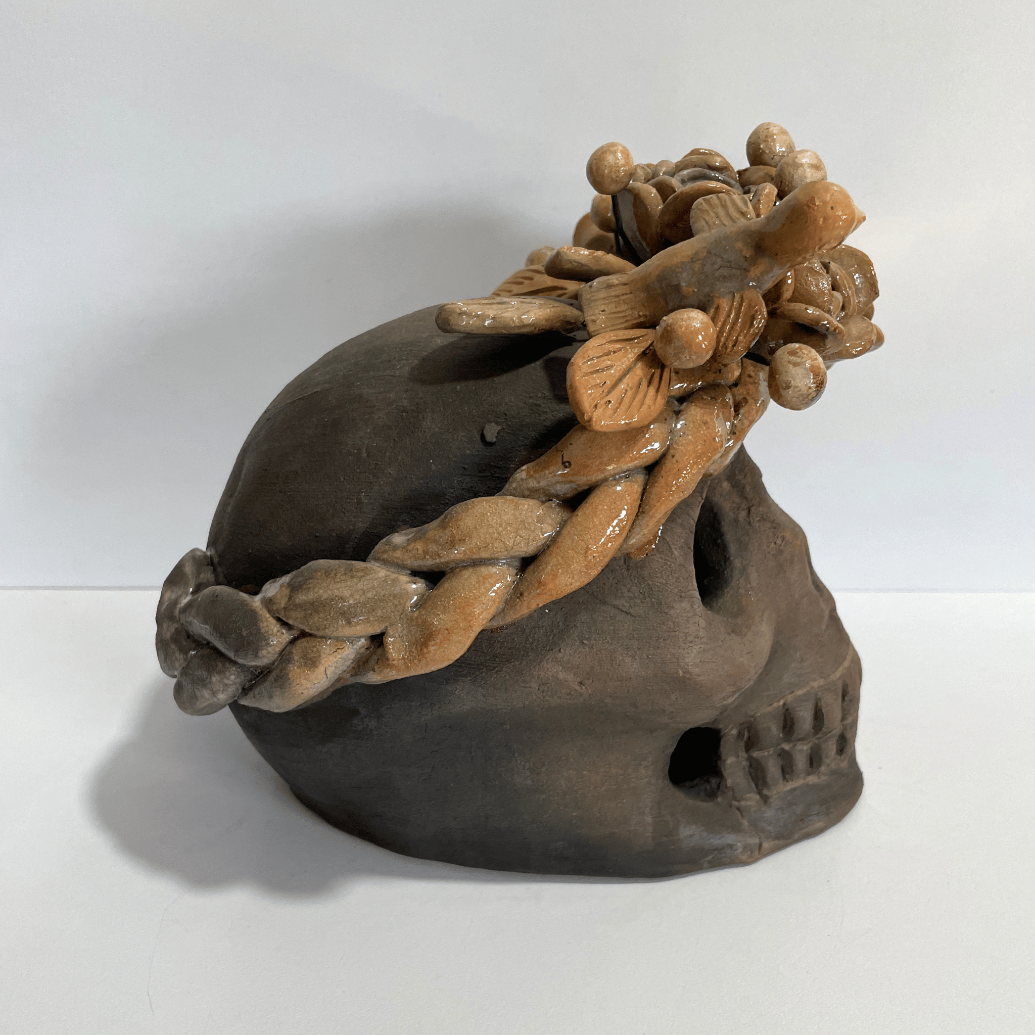 CALAVERA BARRO BORDADO Y AHUMADO