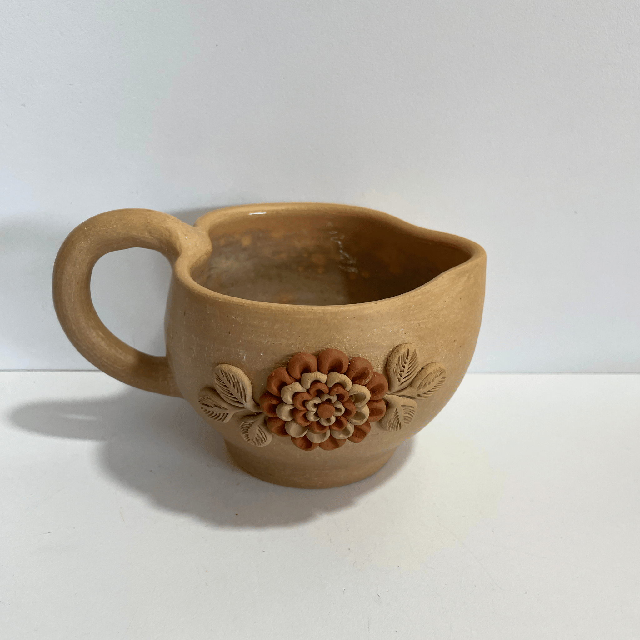 TAZA CORAZON BARRO BORDADO BLANCO Y ROJO