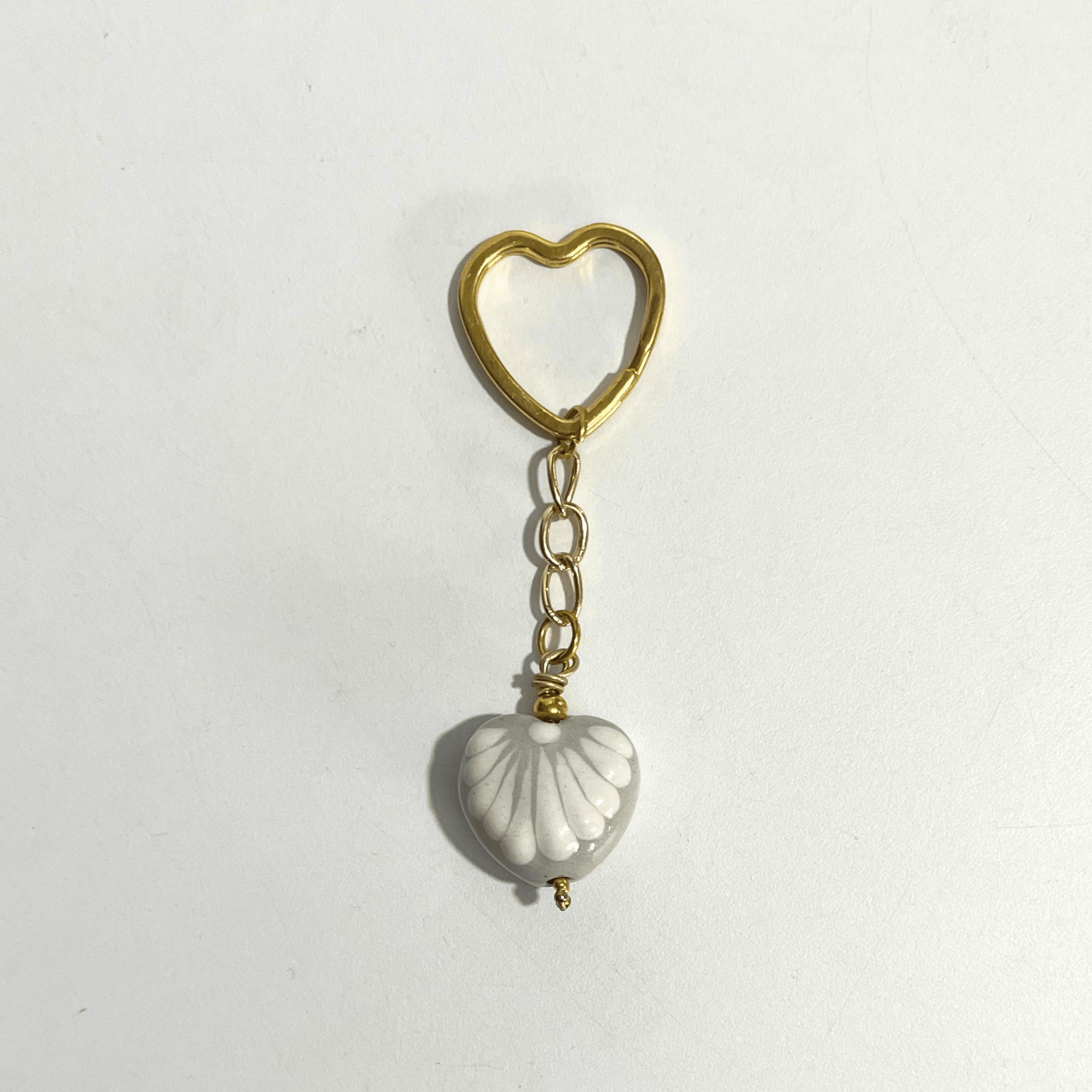 LLAVERO CORAZON CHICO 2.5 CM TRIDIMENSIONAL FONDO TRADICIONAL DECORADO BLANCO