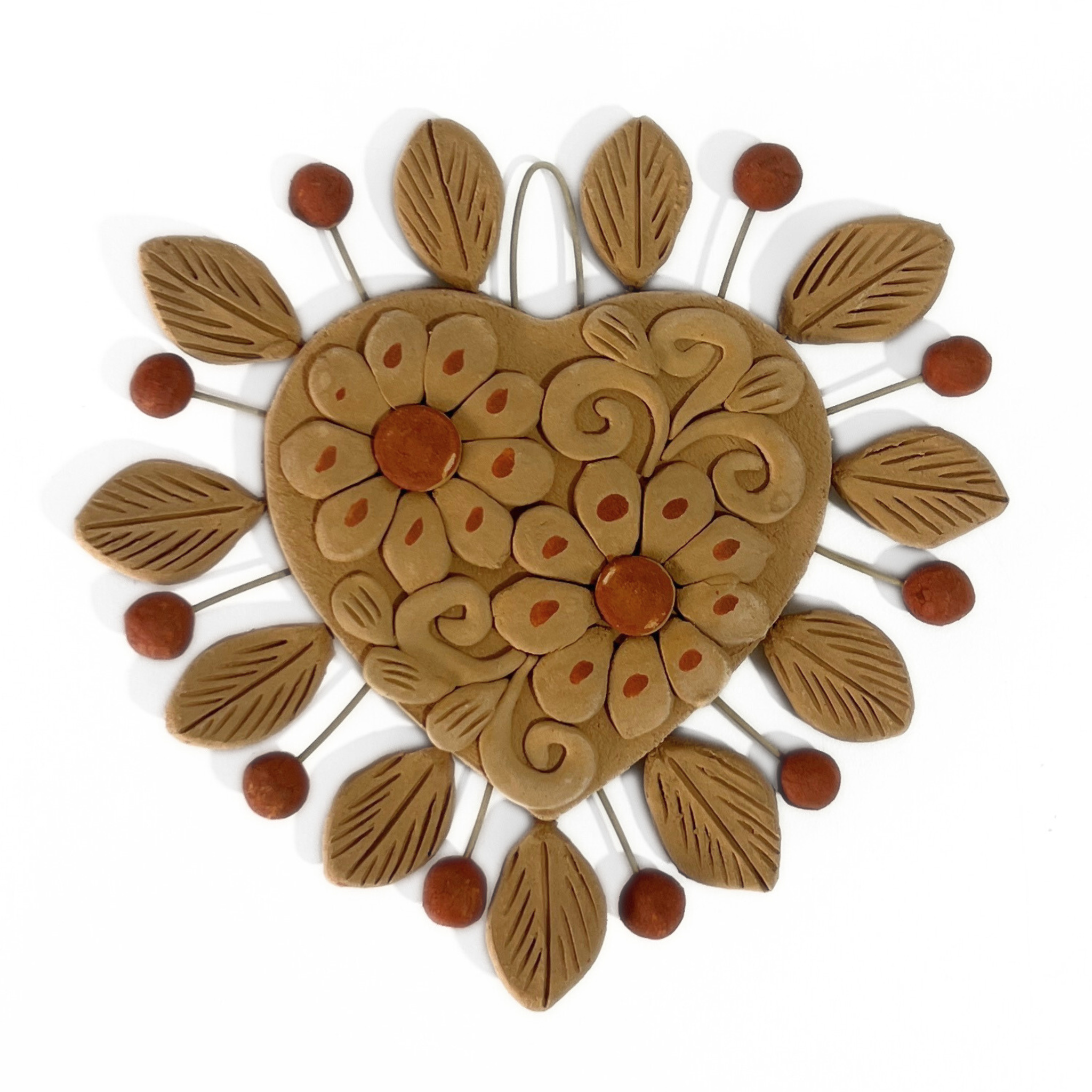 CORAZON PLANO PARA PARED DECORADO BARRO BORDADO BLANCO Y ROJO 2 FLORES