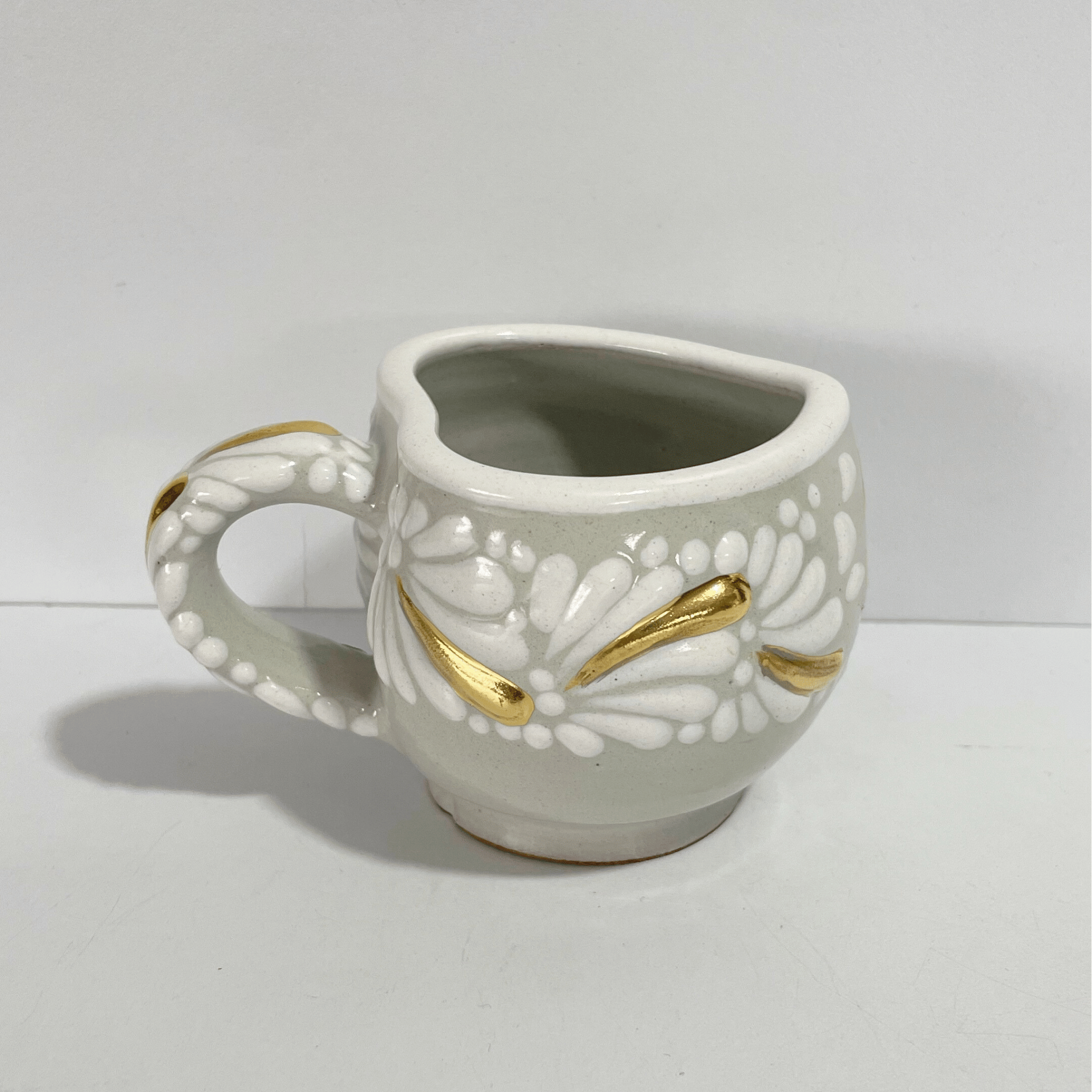 TAZA FORMA DE CORAZON CHOCOLATERA CHICA FONDO TRADICIONAL MIK BLANCO DESTELLOS DE ORO
